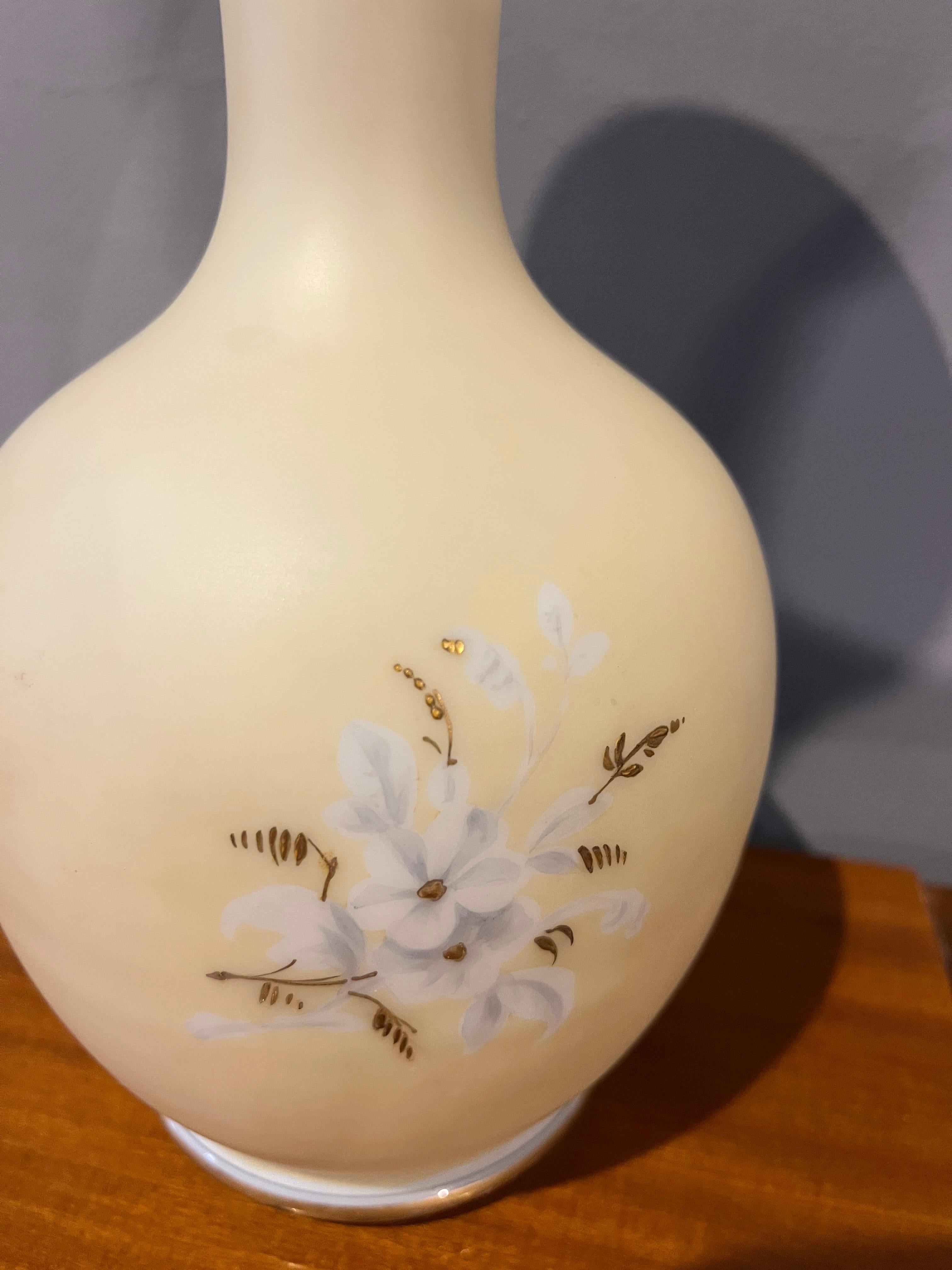 Decorative opaline vase from the late 19th century en vente 3