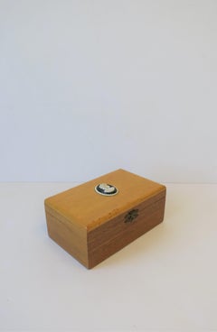 Box mit schwarzem und weißem Kamee-Muster