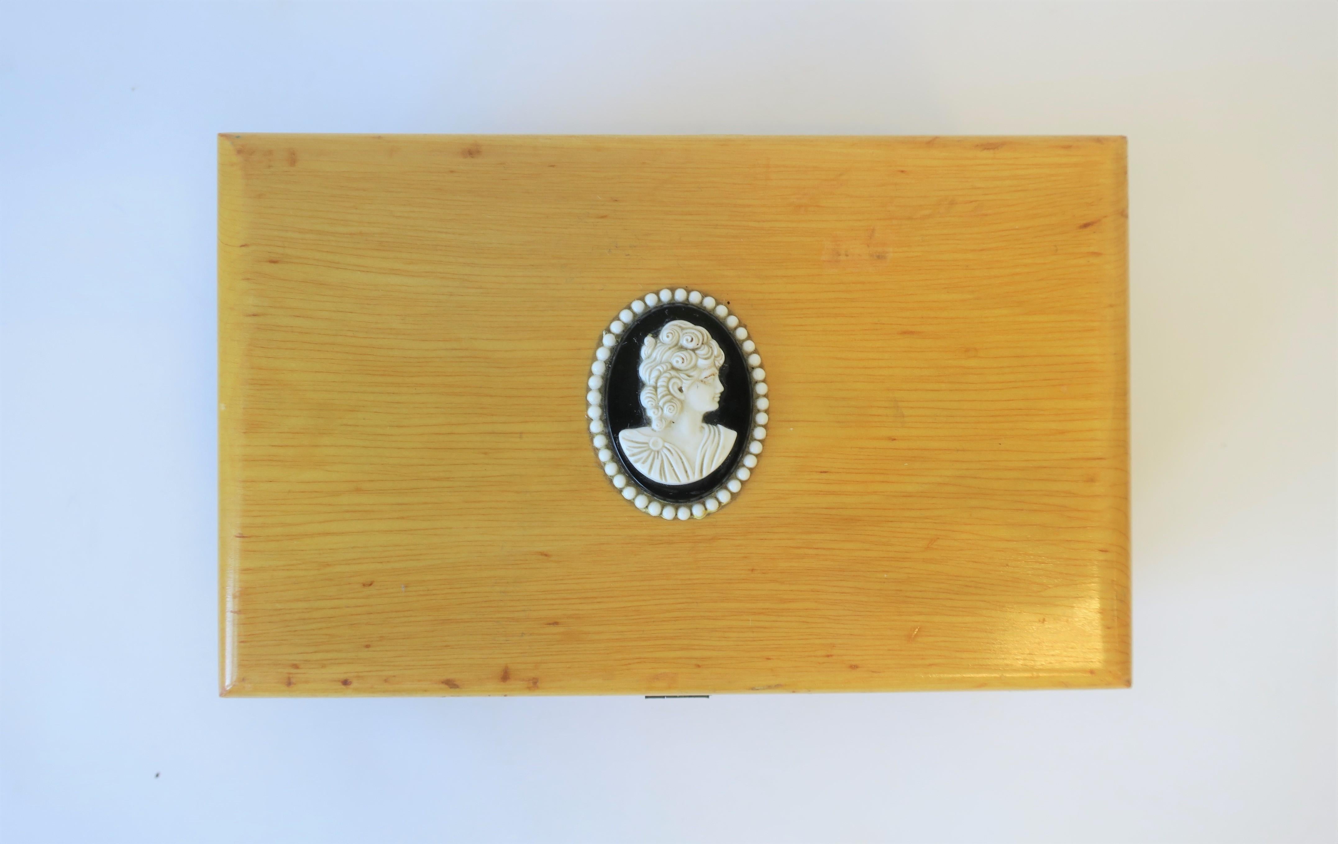 20th Century Box with Black and White Cameo Design For Sale