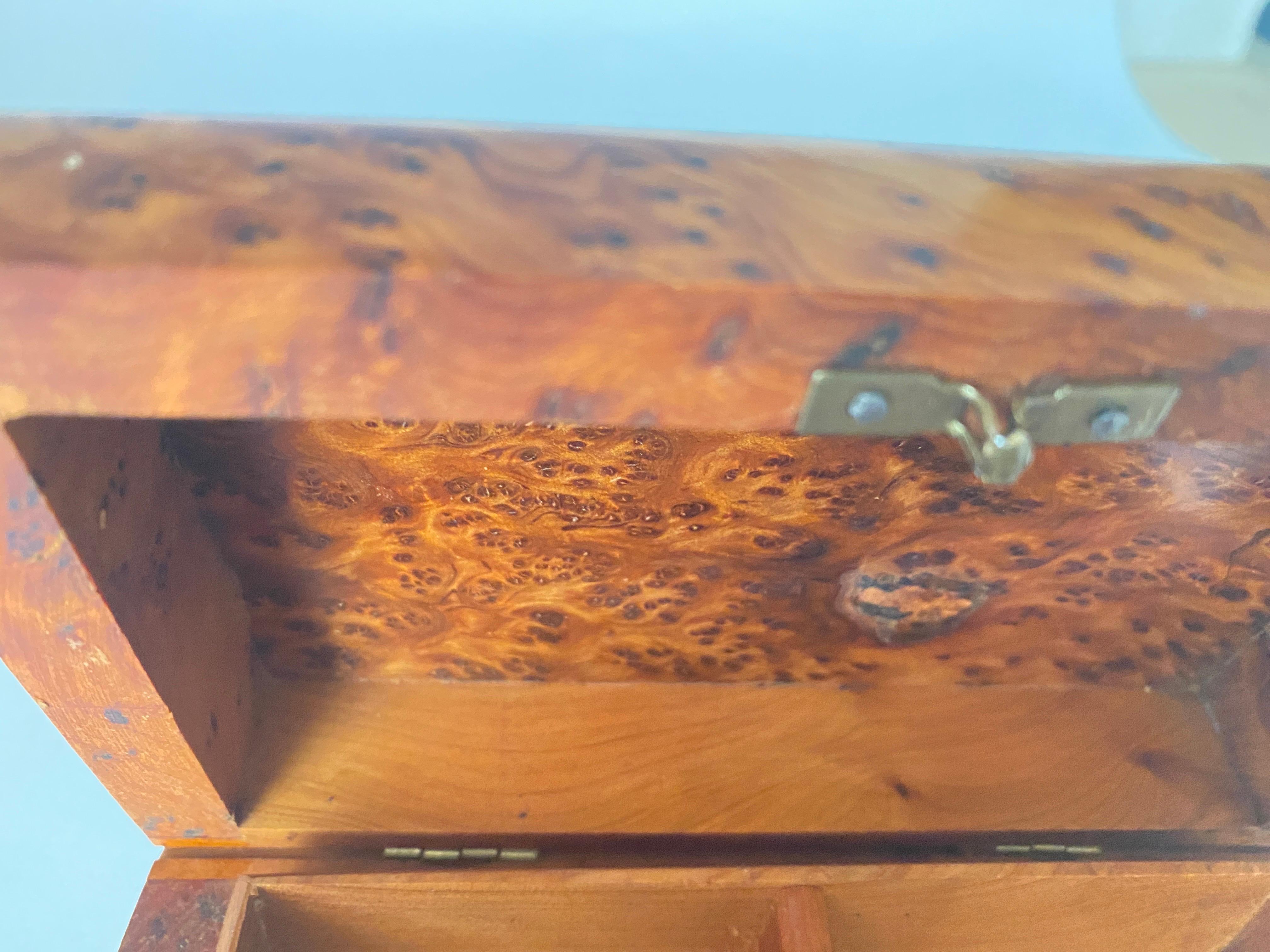 Jewelry box, or decorative Box in Burl Wood with Bone incrustations. This box was made in France in the 1970s. It has a brown color.
