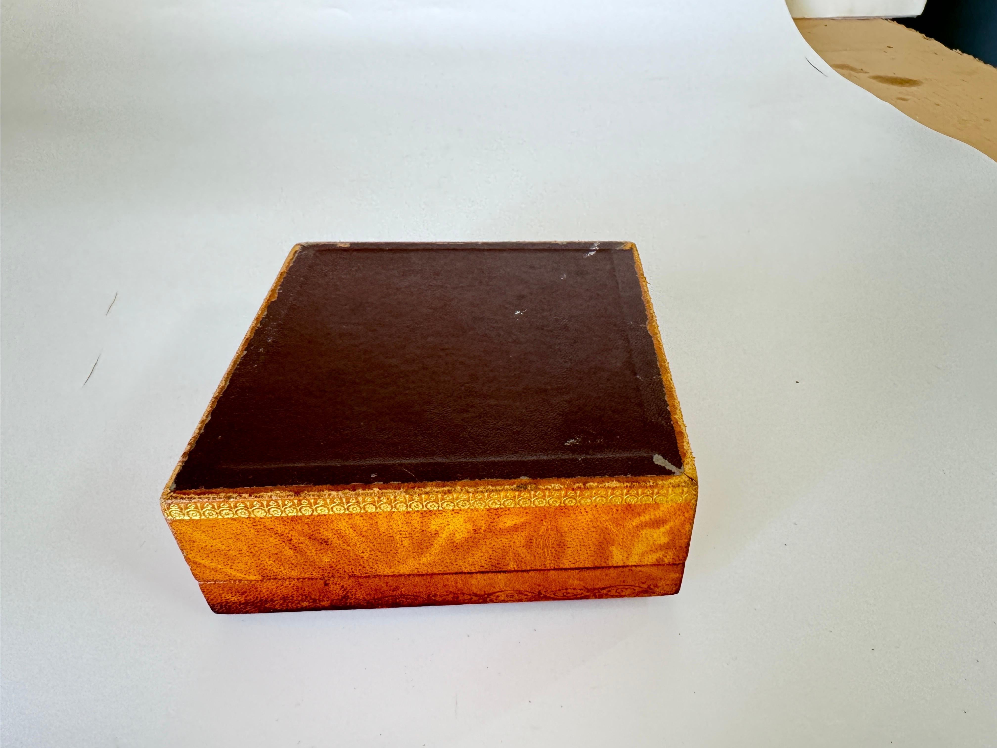 Decorative or Jewelry Leather, Metal Wood Box France 19th Century Brown Color  In Good Condition For Sale In Auribeau sur Siagne, FR