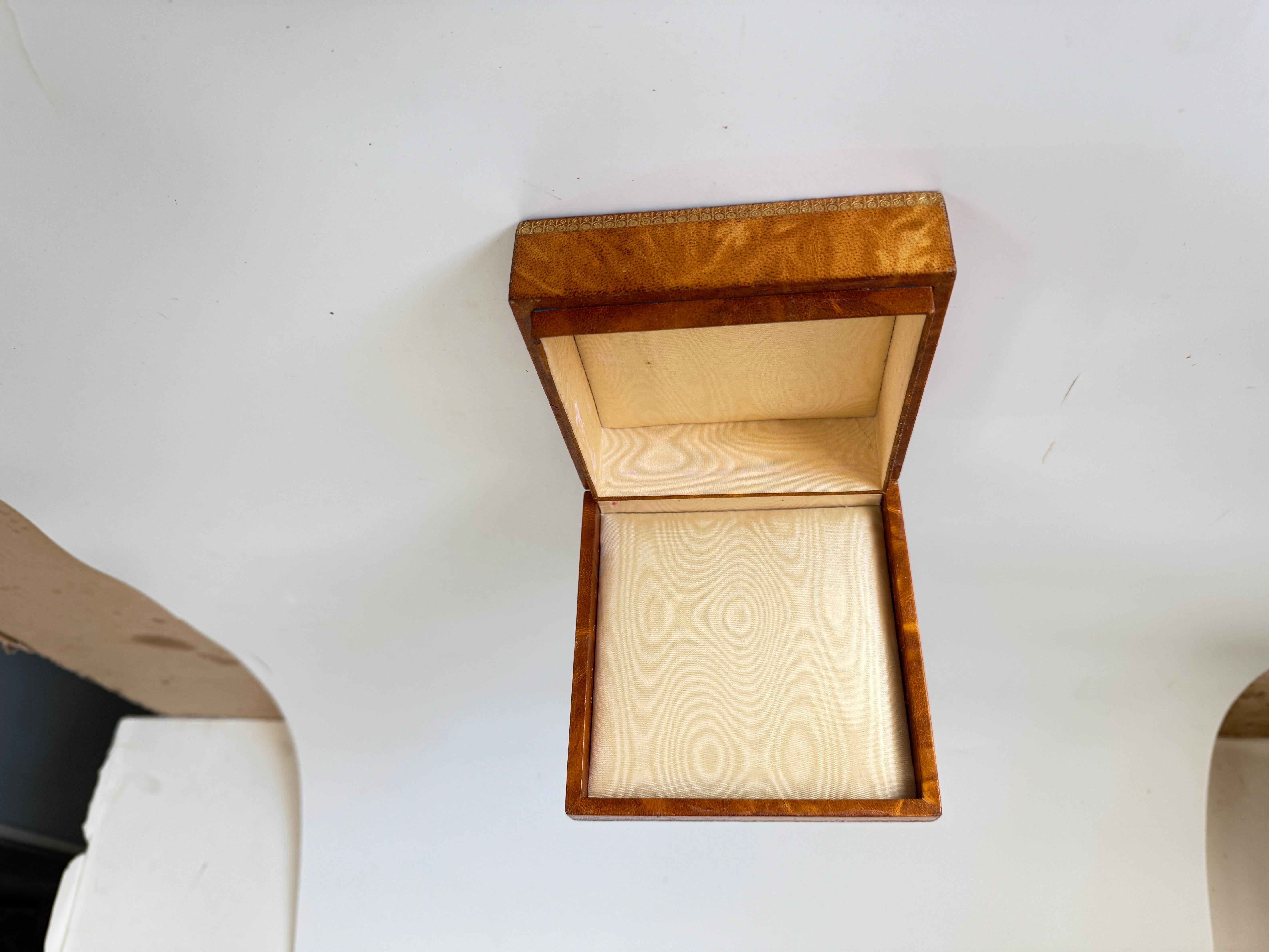 Bois Boîte décorative ou à bijoux en cuir, métal Wood France 19ème siècle Couleur Brown  en vente