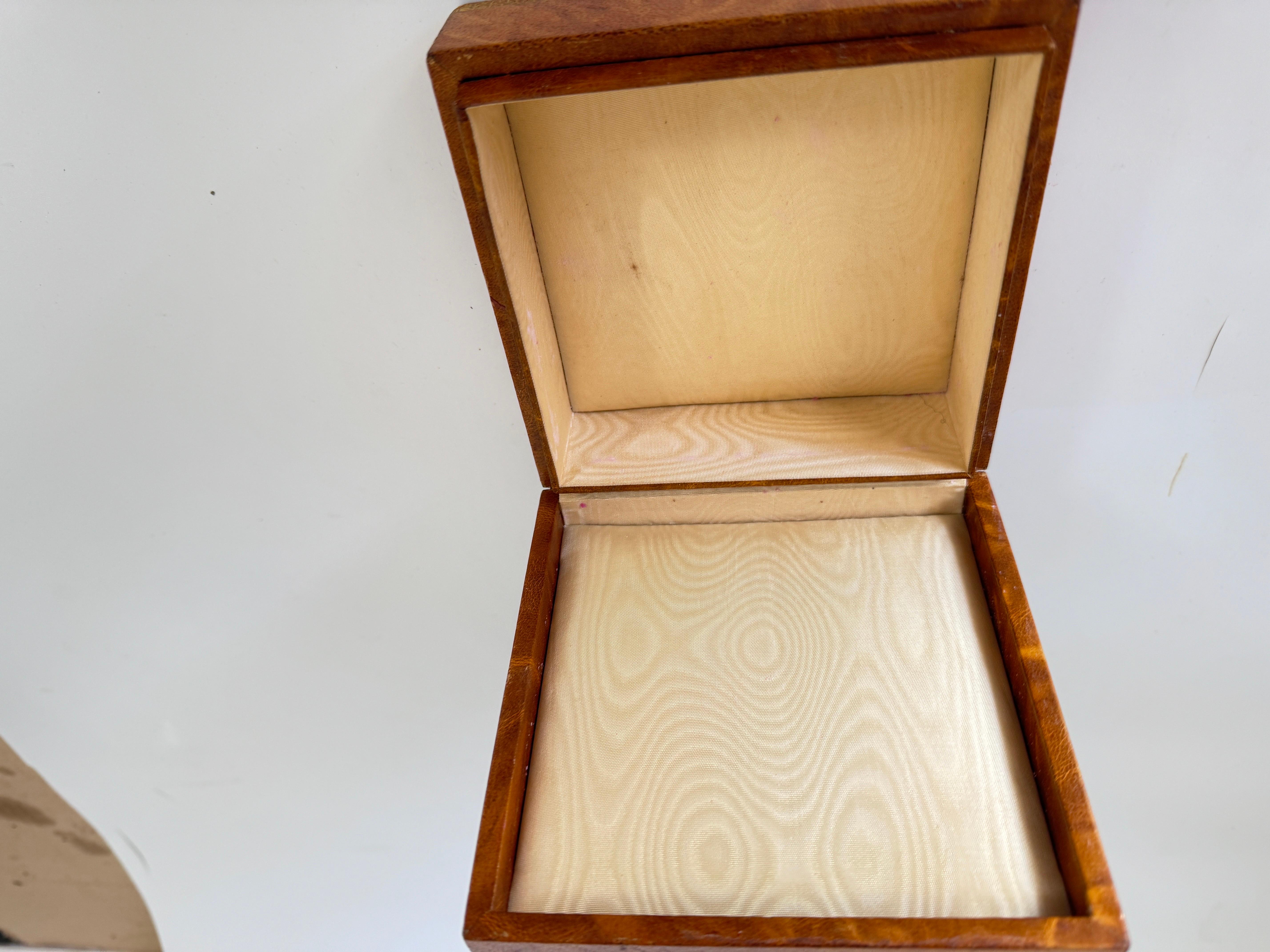 Boîte décorative ou à bijoux en cuir, métal Wood France 19ème siècle Couleur Brown  en vente 1