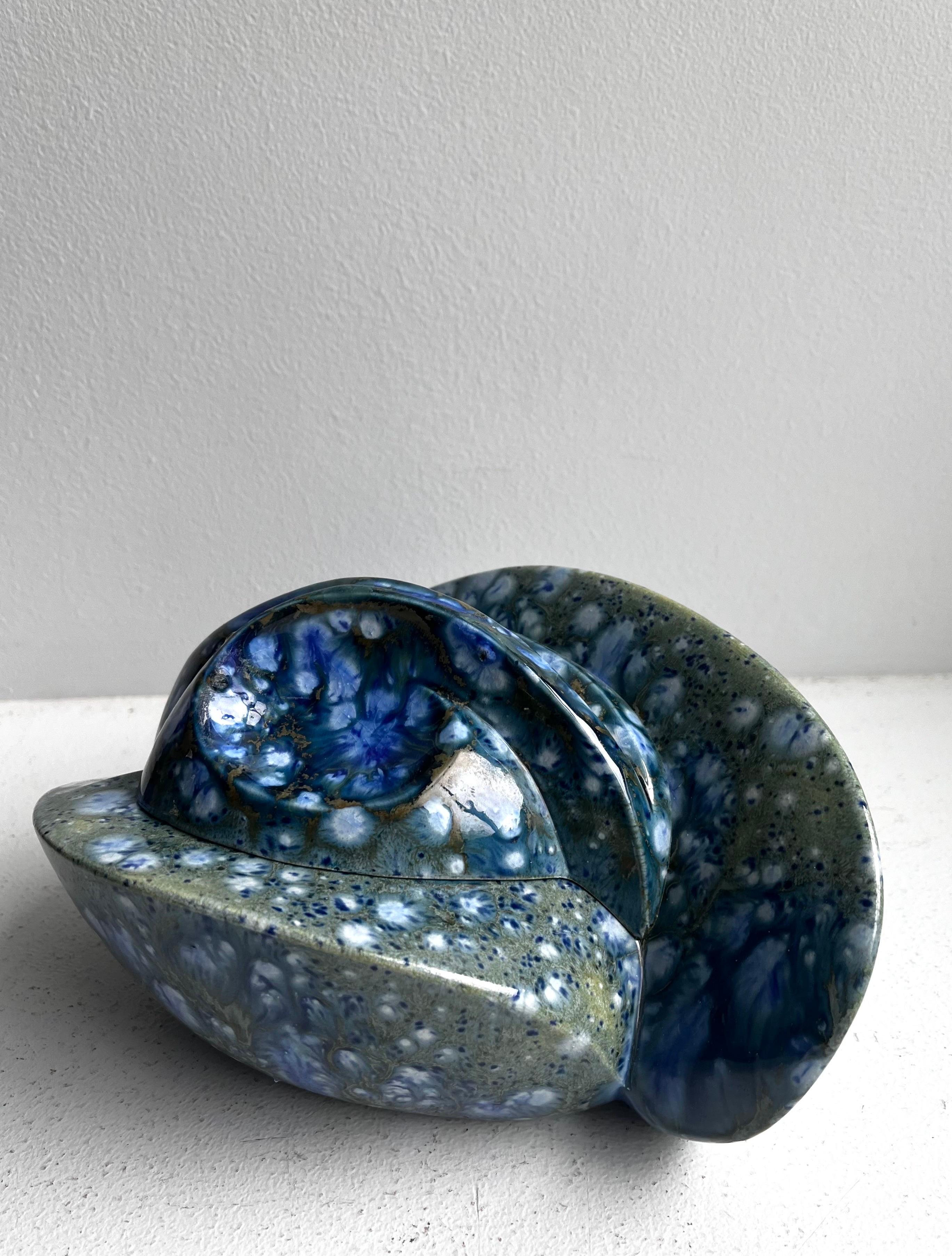 Dekorative Bio-Deckelschüssel
versenkt und datiert am Boden: 