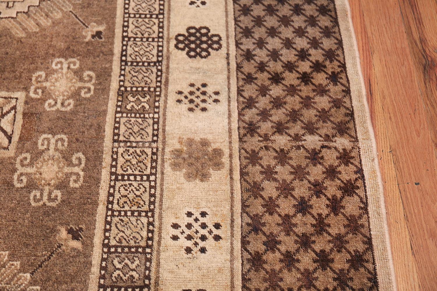 Schöner und dekorativer orientalischer antiker Khotan-Teppich, Herkunftsland: Ostturkestan, CIRCA-Datum: 1910s. Größe: 2,01 m x 3,53 m (6 ft 7 in x 11 ft 7 in)

