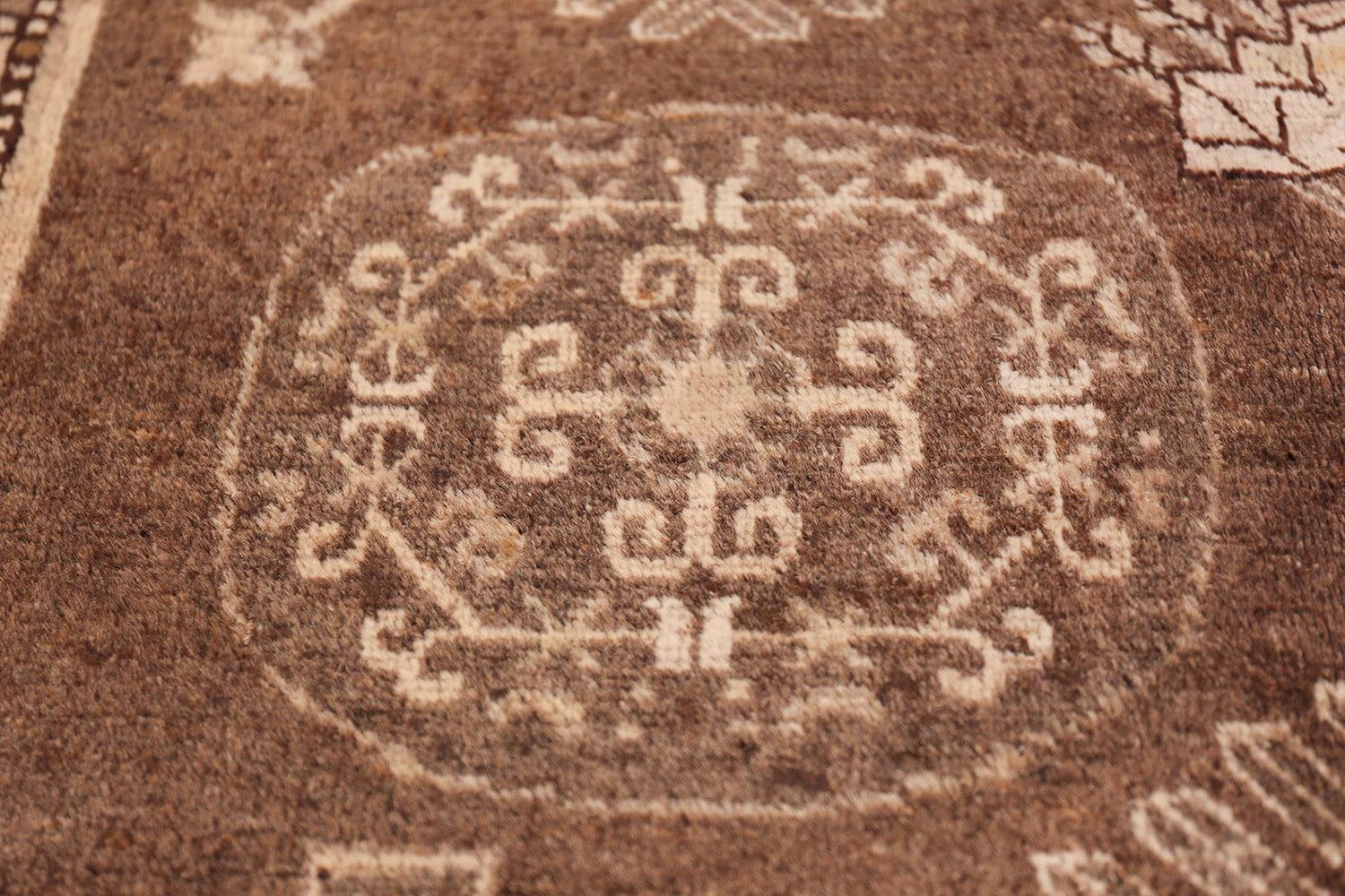 Orientalischer antiker Khotan-Teppich. Größe: 204,22 m x 356,62 m (Handgeknüpft) im Angebot
