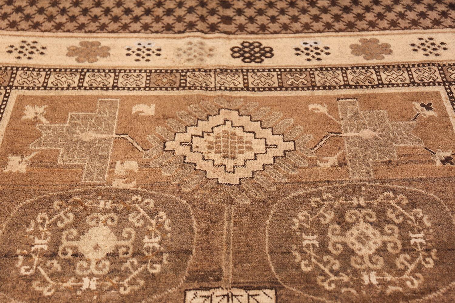 Tapis oriental antique Khotan. Taille : 6 pieds 7 po. x 11 pieds 7 po. Bon état - En vente à New York, NY