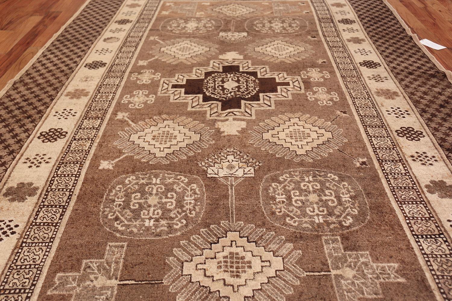 Orientalischer antiker Khotan-Teppich. Größe: 204,22 m x 356,62 m (20. Jahrhundert) im Angebot