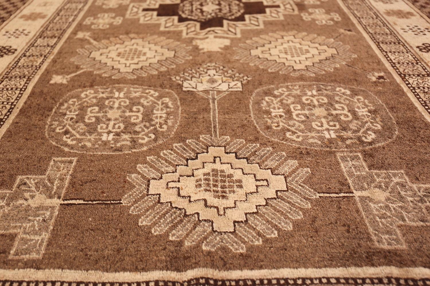 Orientalischer antiker Khotan-Teppich. Größe: 204,22 m x 356,62 m im Angebot 1