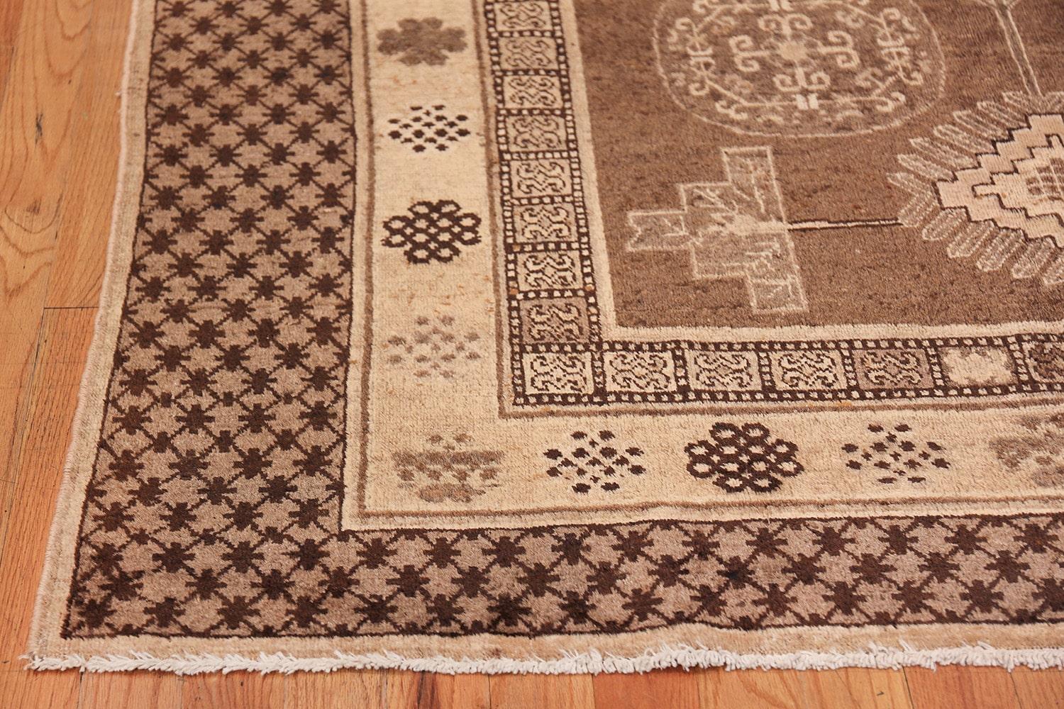 Orientalischer antiker Khotan-Teppich. Größe: 204,22 m x 356,62 m im Angebot 2