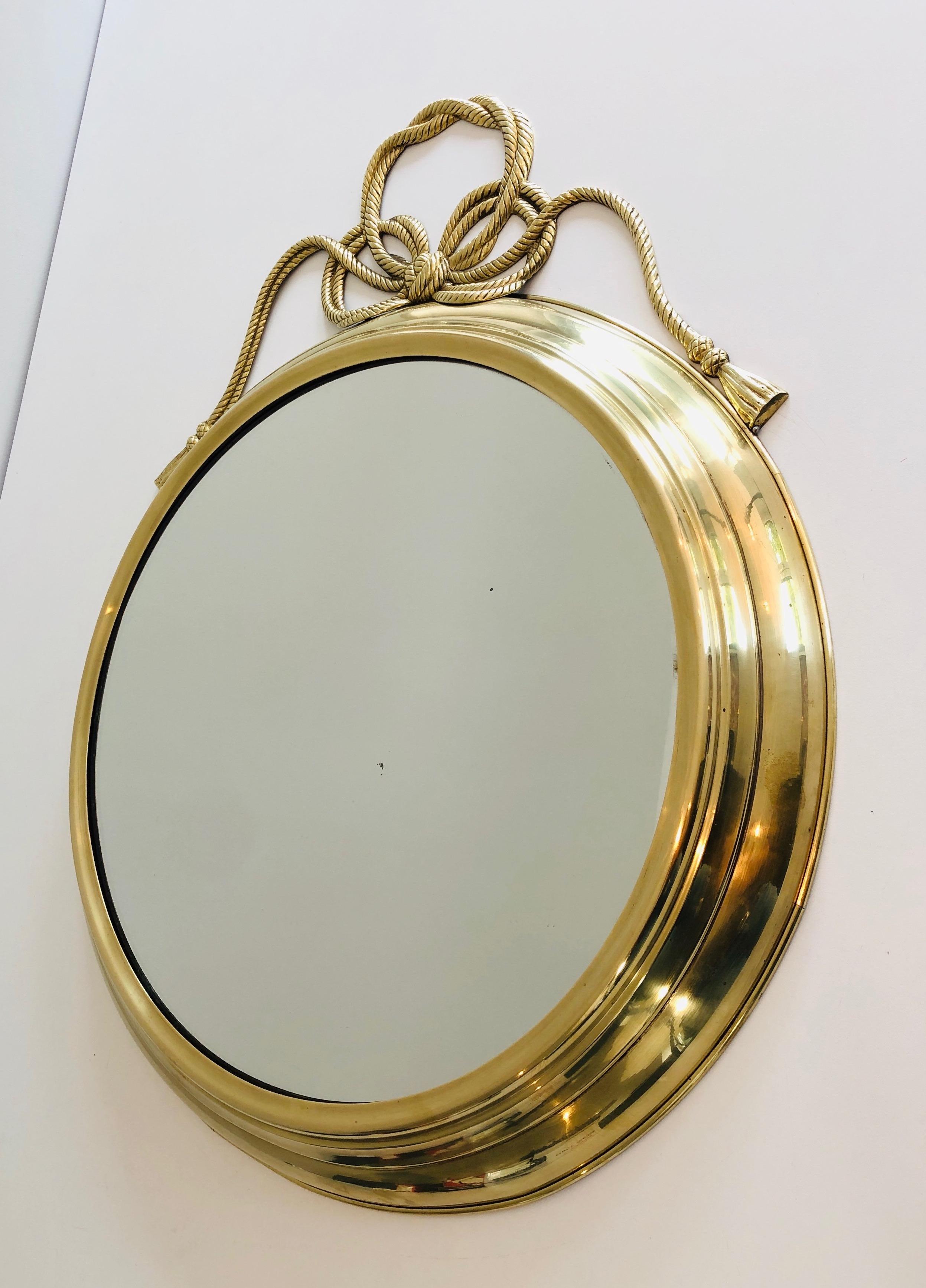 Specchio decorativo ovale in ottone con grandi noduli sulla parte superiore in vendita 4