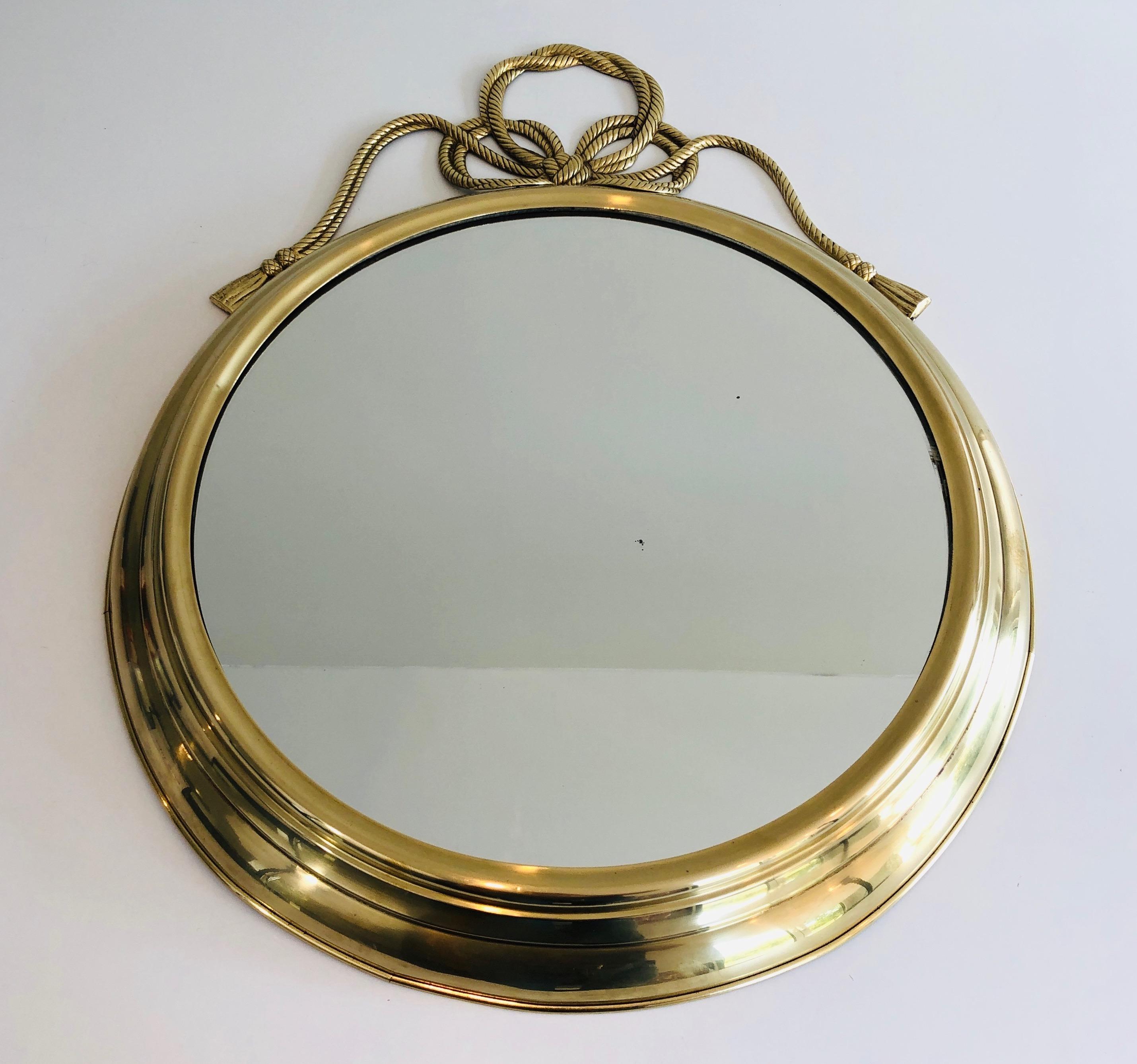 Questo specchio ovale molto elegante e decorativo è realizzato in ottone con grandi voddles sulla parte superiore. Questo è un francese. Circa 1970