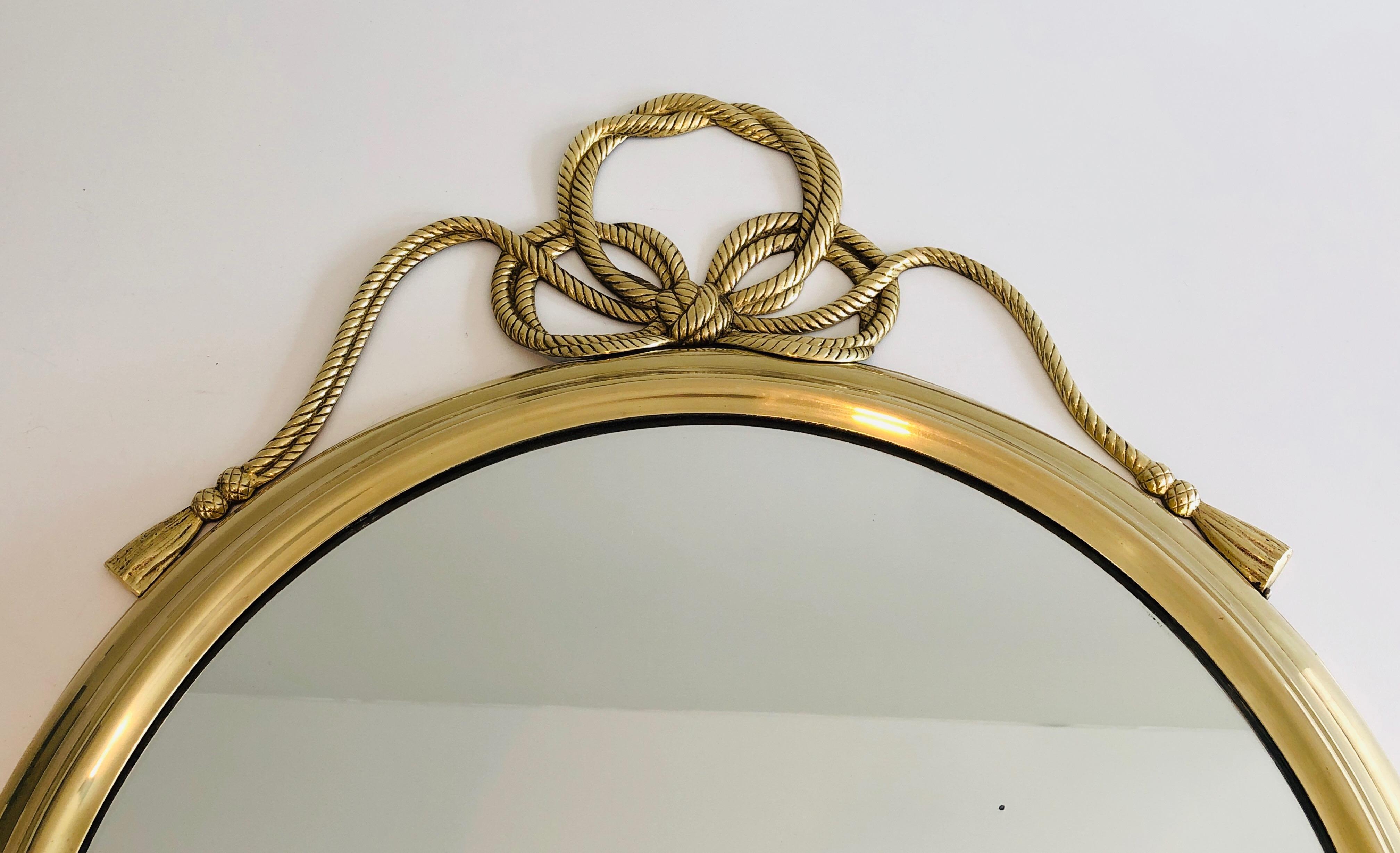 Neoclassico Specchio decorativo ovale in ottone con grandi noduli sulla parte superiore in vendita