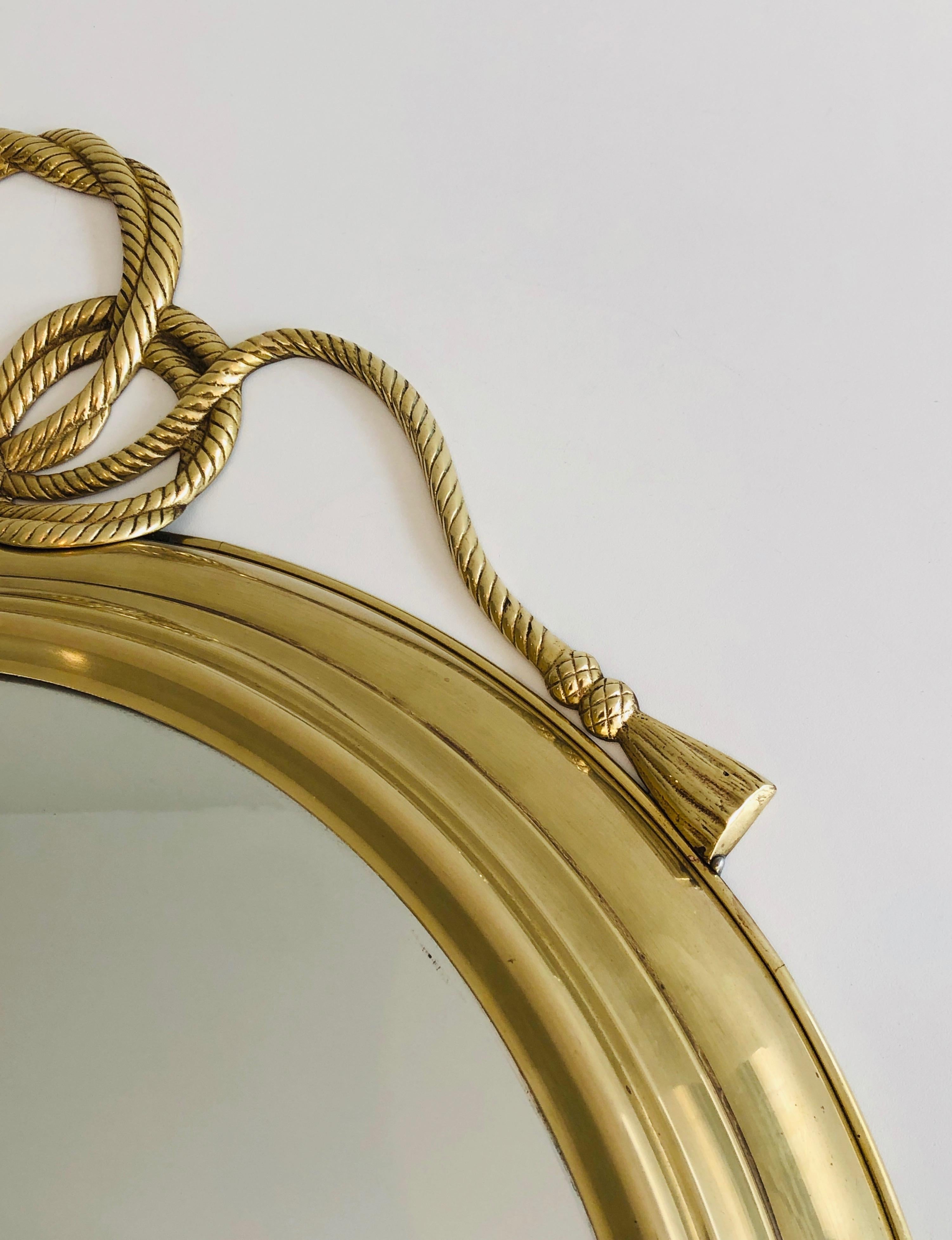 Fine XX secolo Specchio decorativo ovale in ottone con grandi noduli sulla parte superiore in vendita