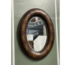 Miroir mural décoratif ovale en cuir clouté marron avec coussin