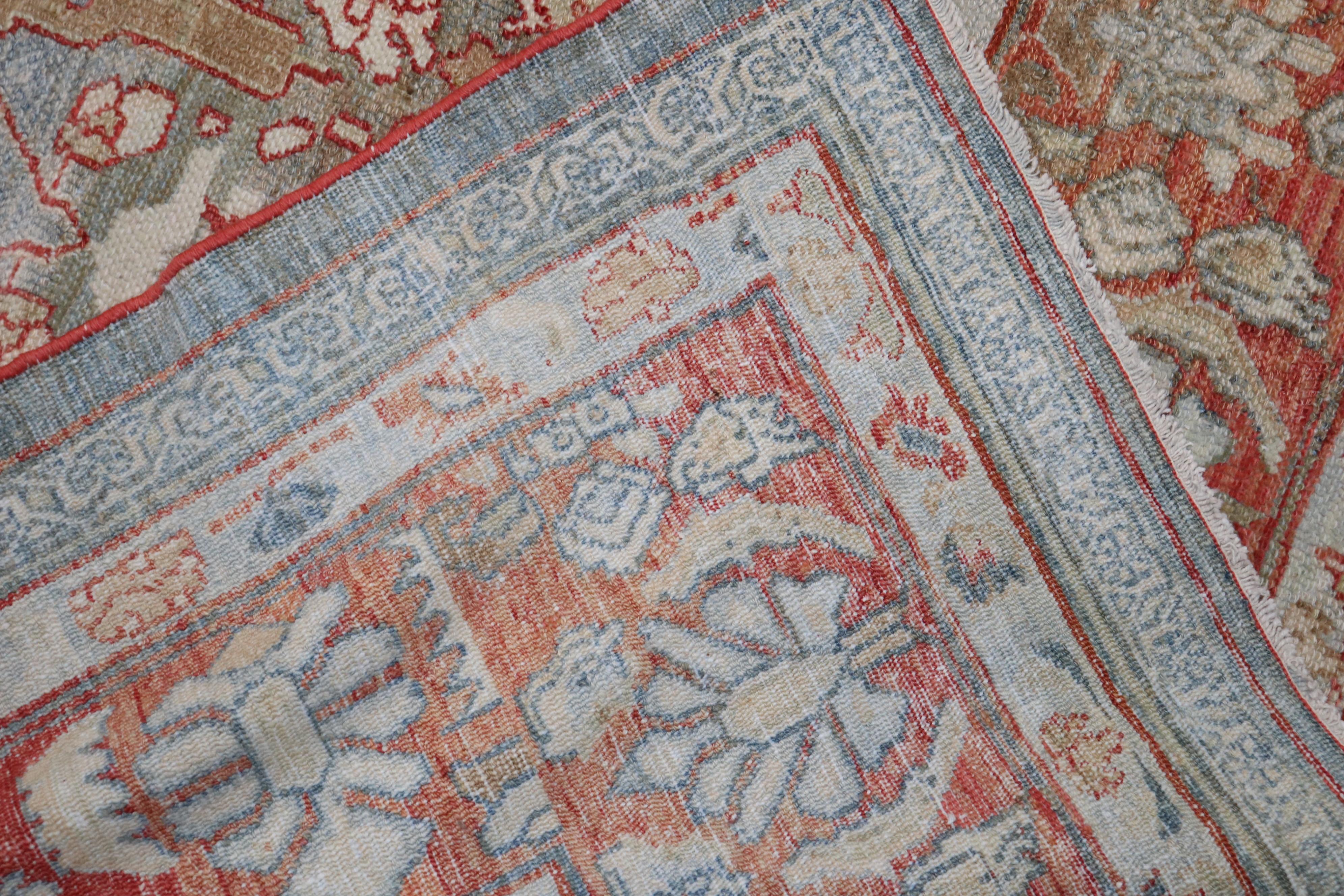 Un tappeto persiano Bibikabad dell'inizio del XX secolo con un campo grigio blu e un morbido bordo rosso. Accenti in marrone, argento e avorio.

Misure: 10'7