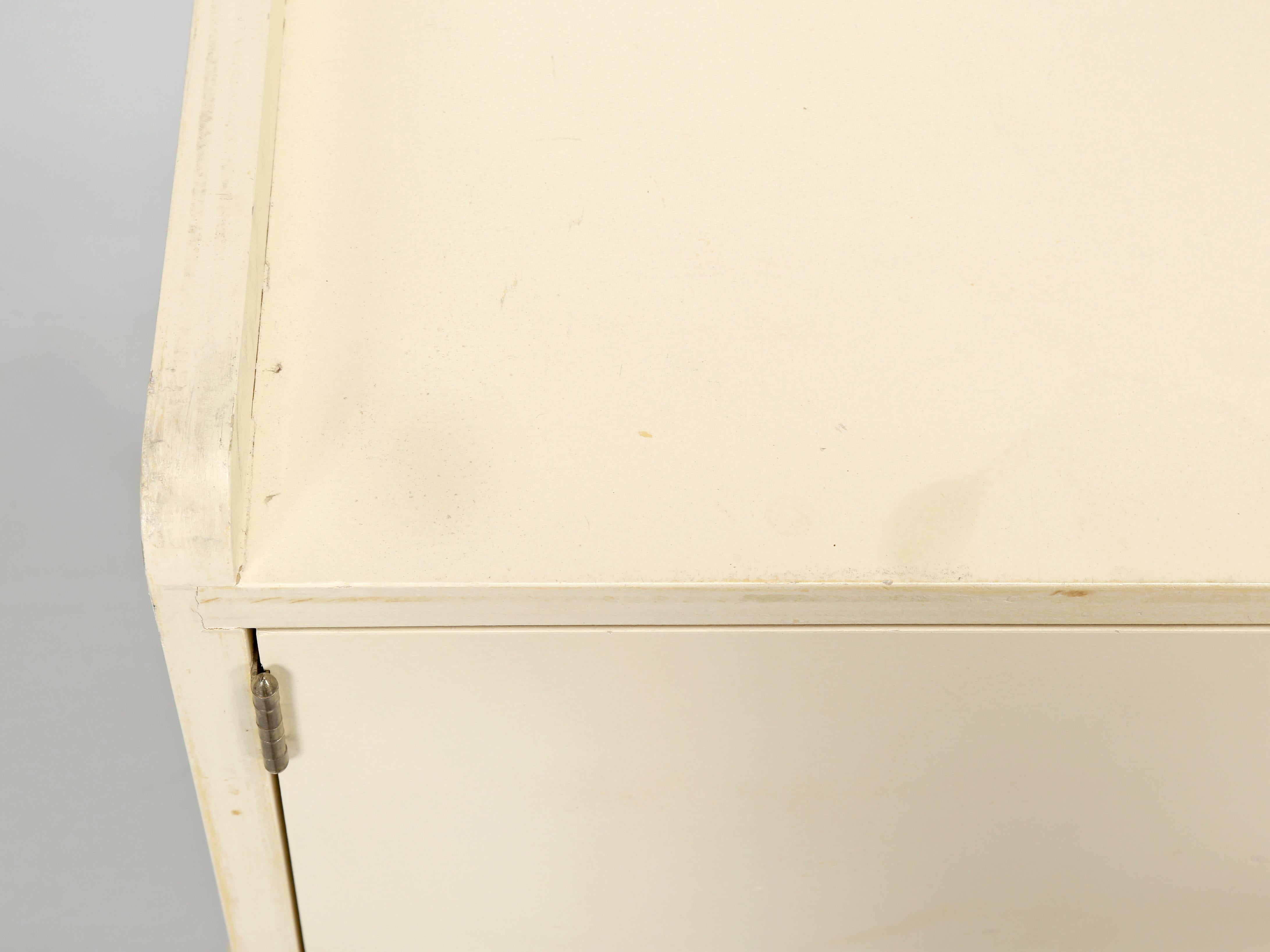 Dekorativer lackierter Schrank auf handgefertigtem Stahlsockel mit schmiedeeisernen Messingbeschlägen (Handgefertigt) im Angebot