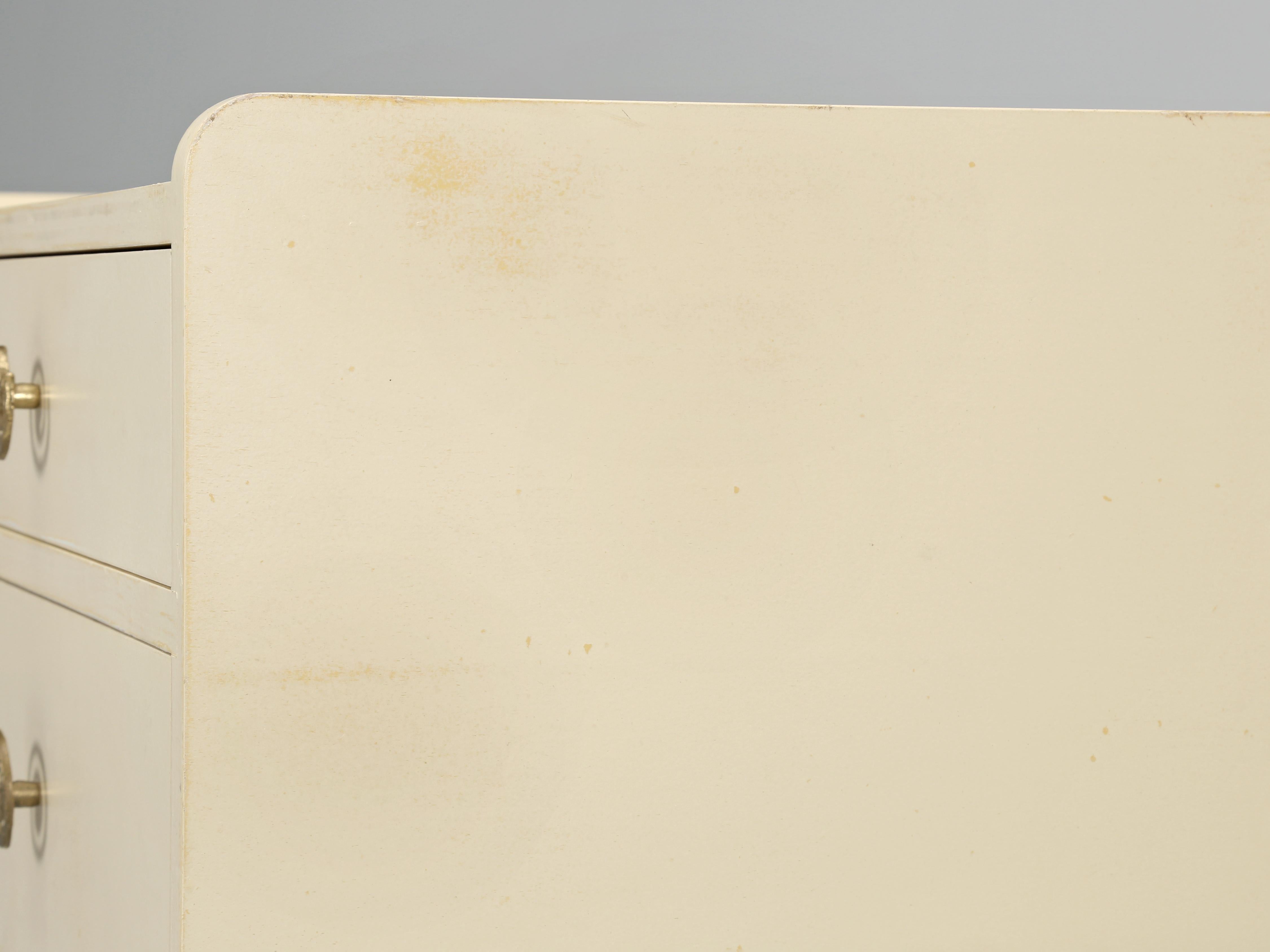 Dekorativer lackierter Schrank auf handgefertigtem Stahlsockel mit schmiedeeisernen Messingbeschlägen (Ende des 20. Jahrhunderts) im Angebot