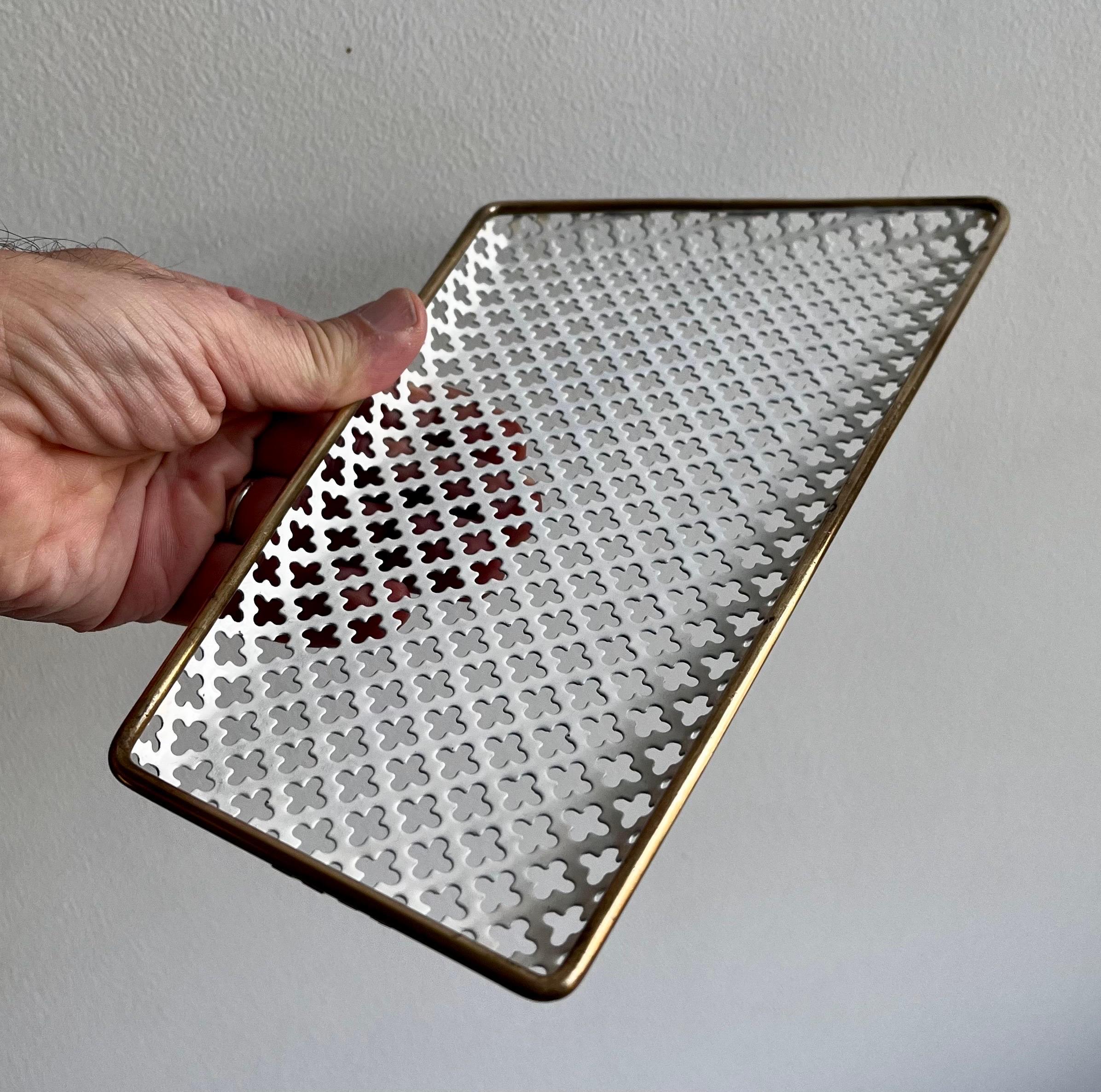 Dekorativ bemalte kleine gelochte Vide-Poche mit Messingrand, M. Matégot, 1950er Jahre im Angebot 3