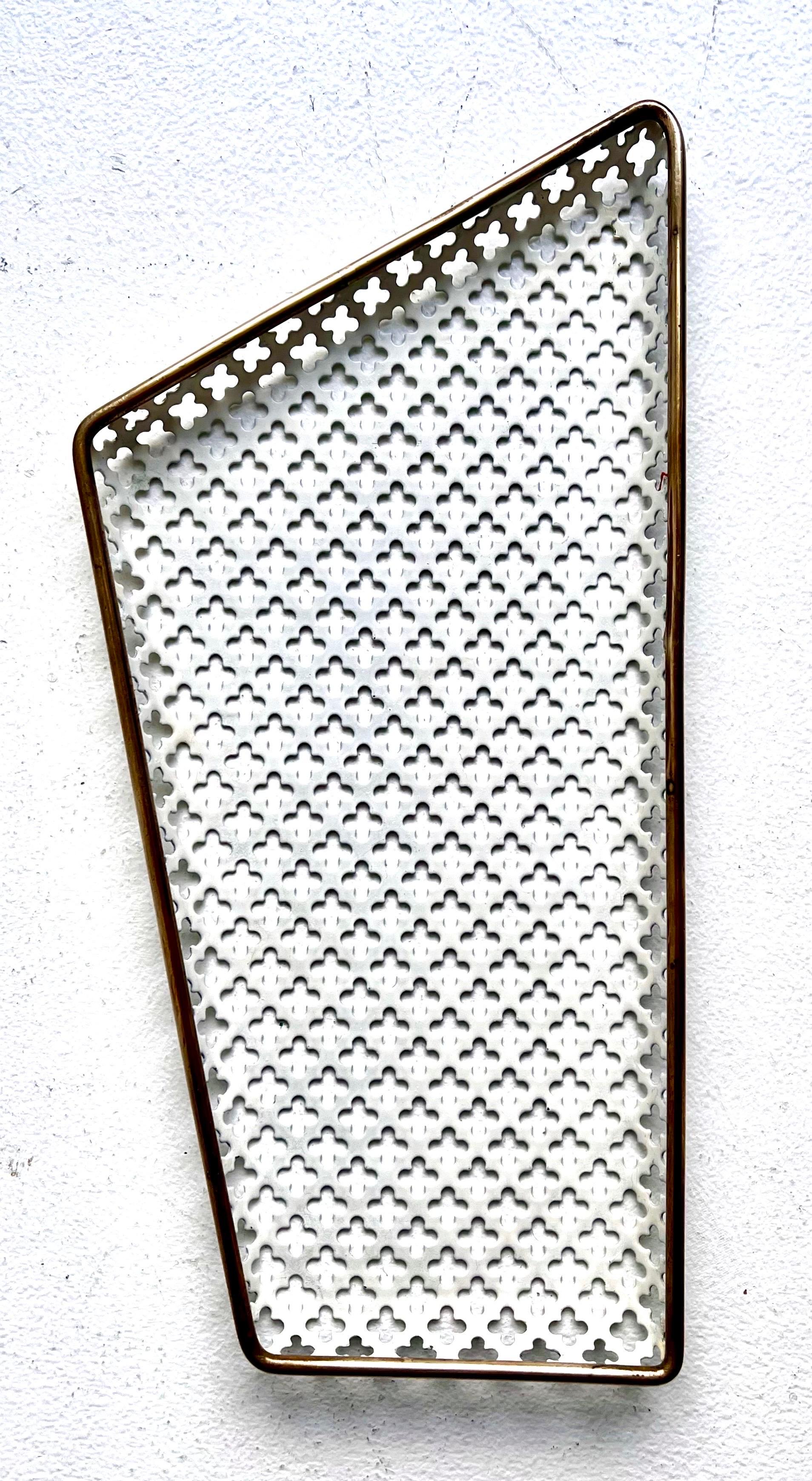 Dekorative bemalte kleine gelochte Videopoche mit Messingrand
Mathieu Matégot zugeschrieben, ca. 1950er Jahre

