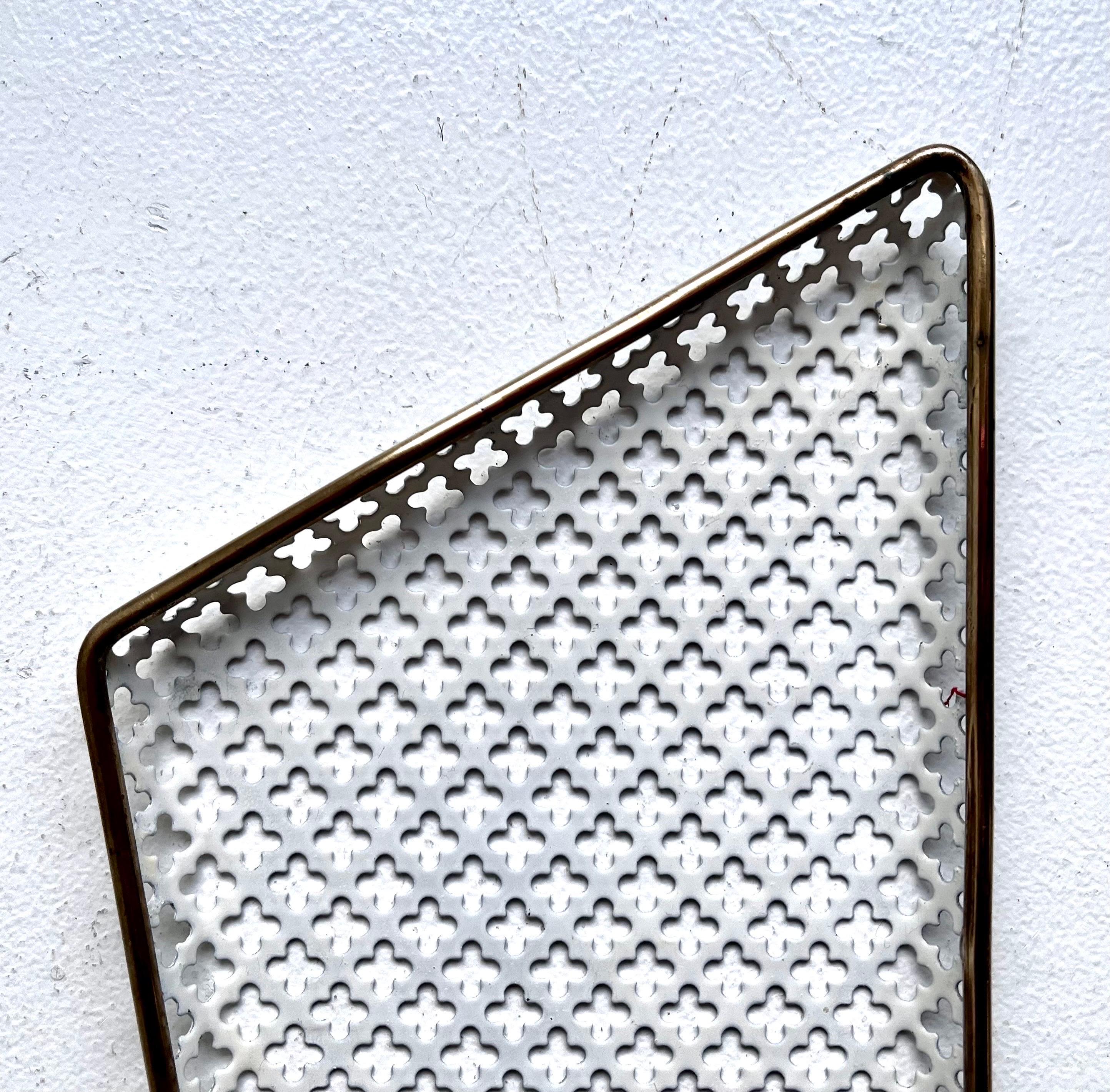 Dekorativ bemalte kleine gelochte Vide-Poche mit Messingrand, M. Matégot, 1950er Jahre (Moderne der Mitte des Jahrhunderts) im Angebot