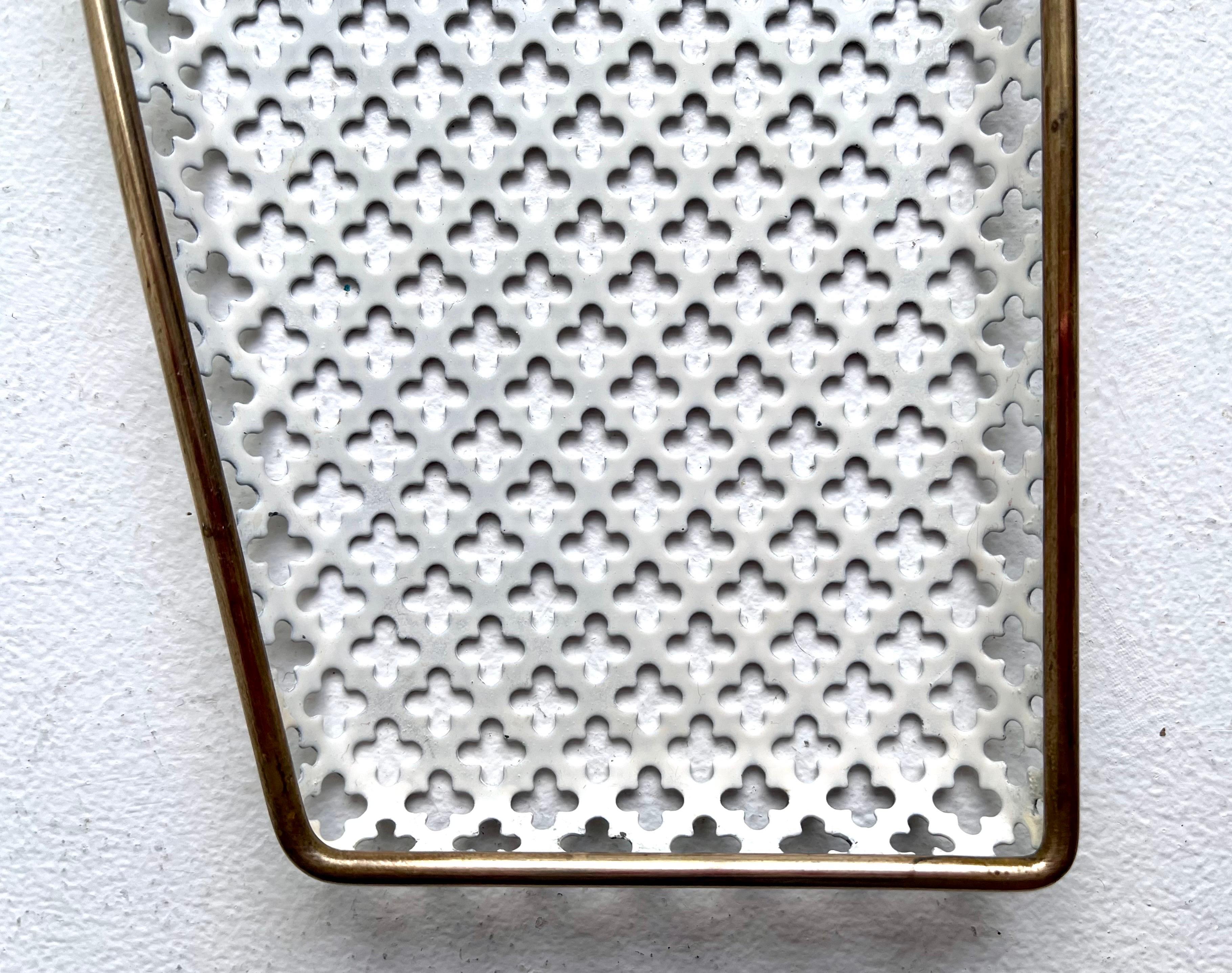 Dekorativ bemalte kleine gelochte Vide-Poche mit Messingrand, M. Matégot, 1950er Jahre (Französisch) im Angebot