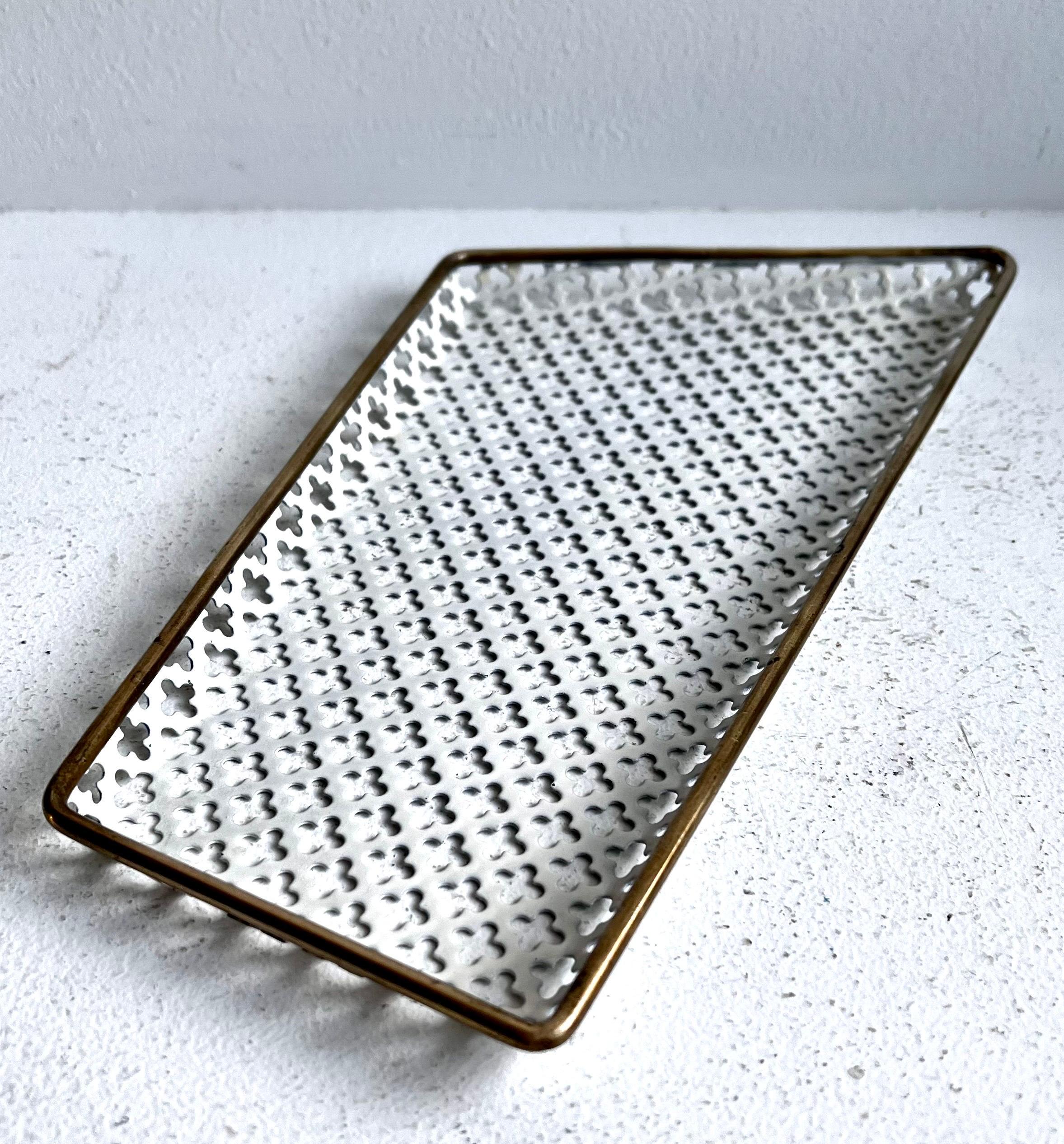 Dekorativ bemalte kleine gelochte Vide-Poche mit Messingrand, M. Matégot, 1950er Jahre im Zustand „Gut“ im Angebot in Philadelphia, PA