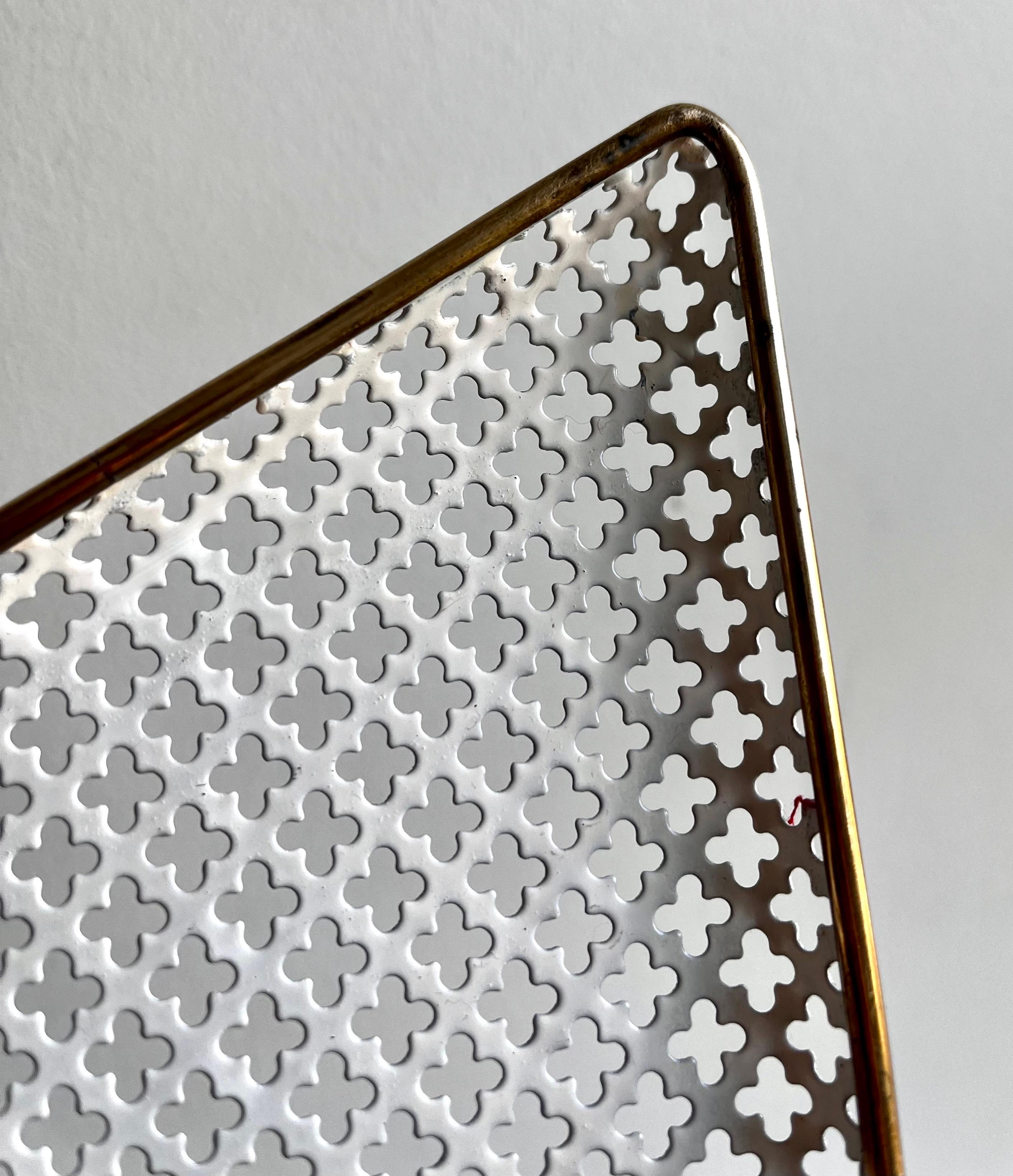 Dekorativ bemalte kleine gelochte Vide-Poche mit Messingrand, M. Matégot, 1950er Jahre (Mitte des 20. Jahrhunderts) im Angebot