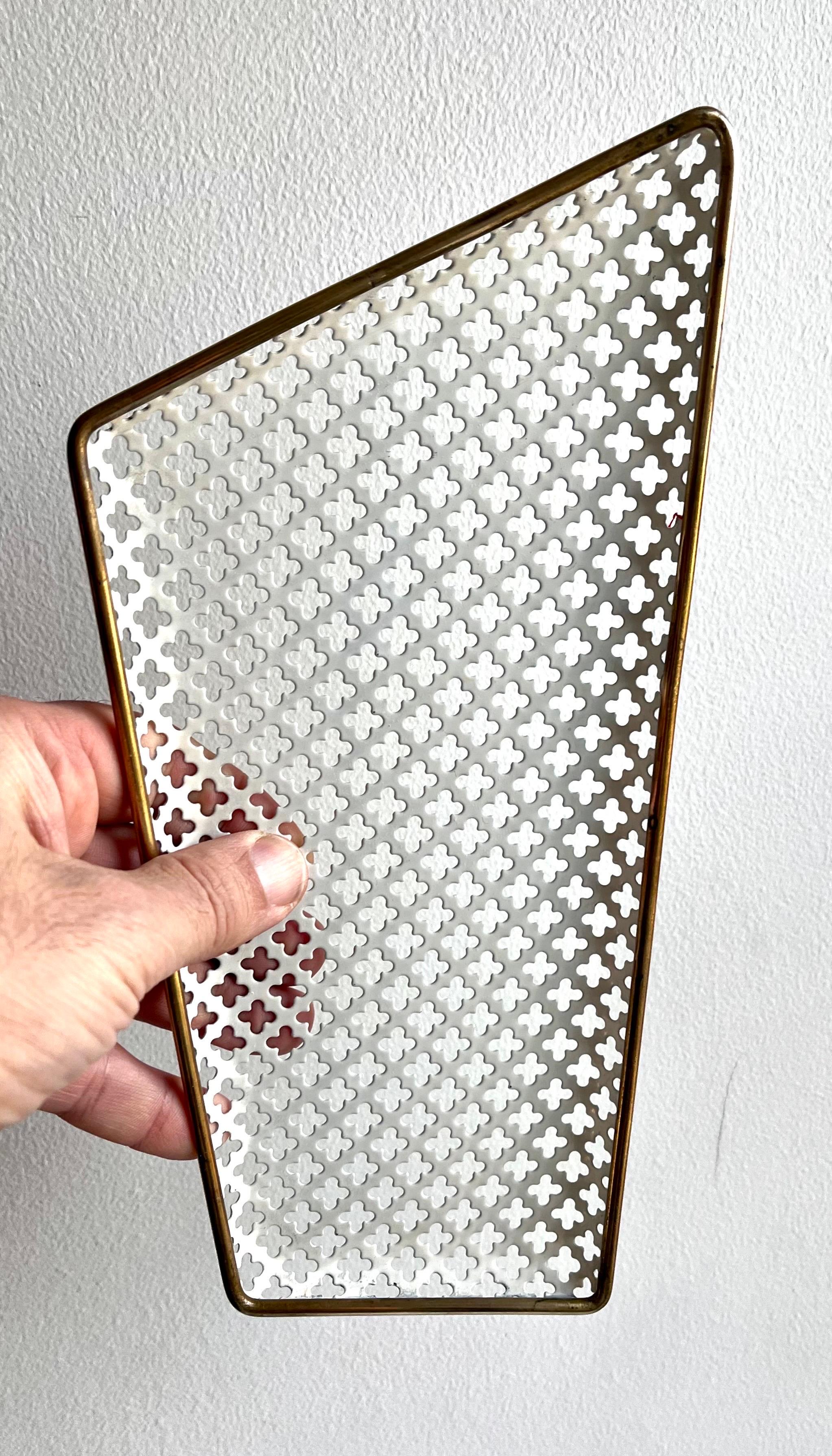 Dekorativ bemalte kleine gelochte Vide-Poche mit Messingrand, M. Matégot, 1950er Jahre (Metall) im Angebot