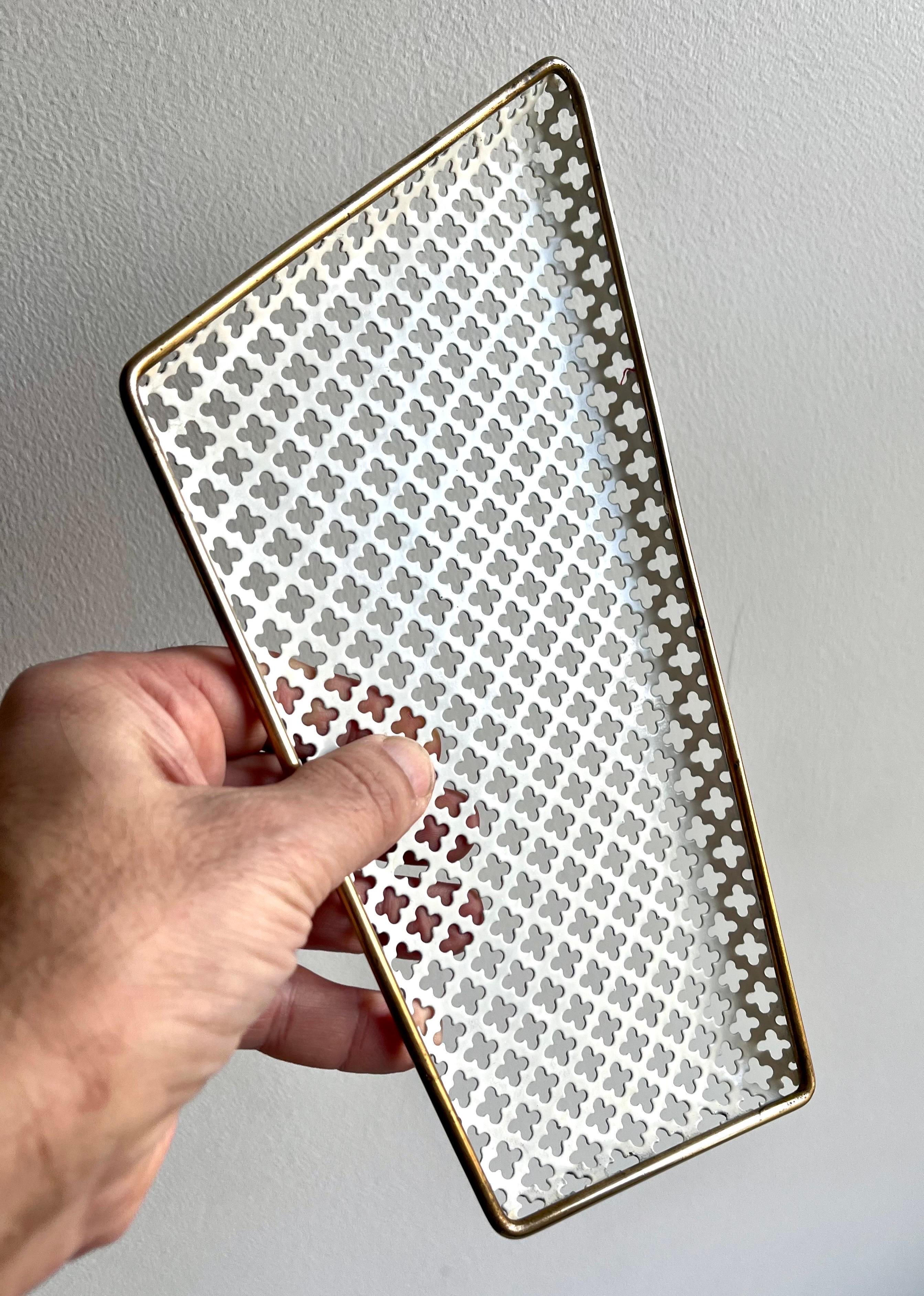 Dekorativ bemalte kleine gelochte Vide-Poche mit Messingrand, M. Matégot, 1950er Jahre im Angebot 1