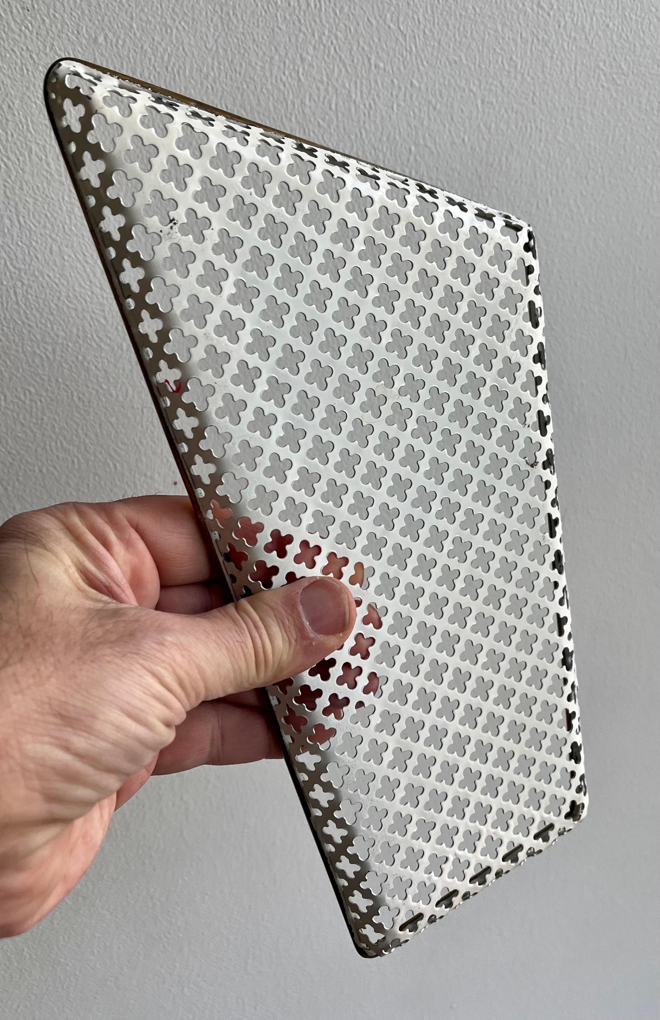 Dekorativ bemalte kleine gelochte Vide-Poche mit Messingrand, M. Matégot, 1950er Jahre im Angebot 2