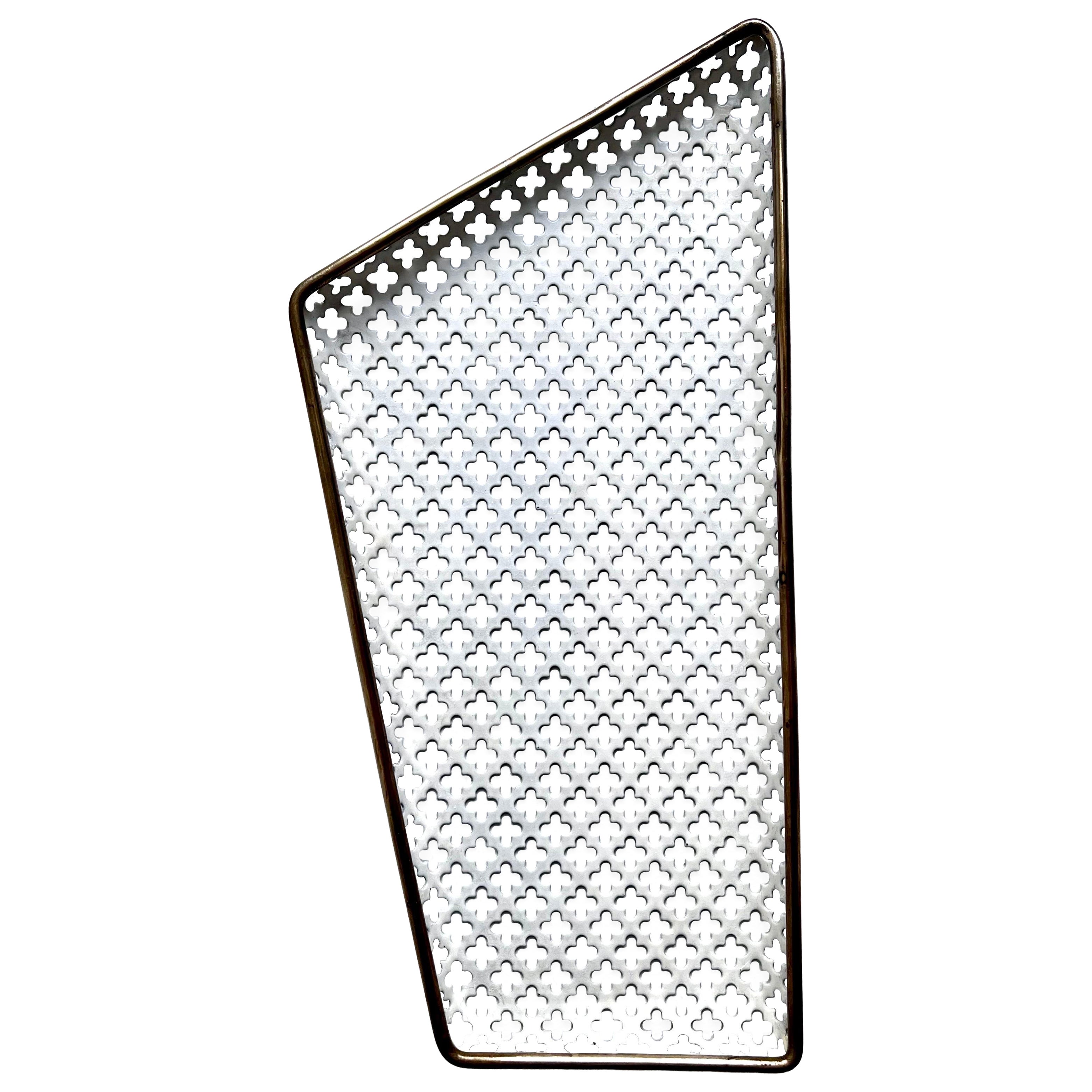 Dekorativ bemalte kleine gelochte Vide-Poche mit Messingrand, M. Matégot, 1950er Jahre im Angebot