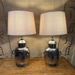 Paire de lampes de table en métal martelé finition chrome poli