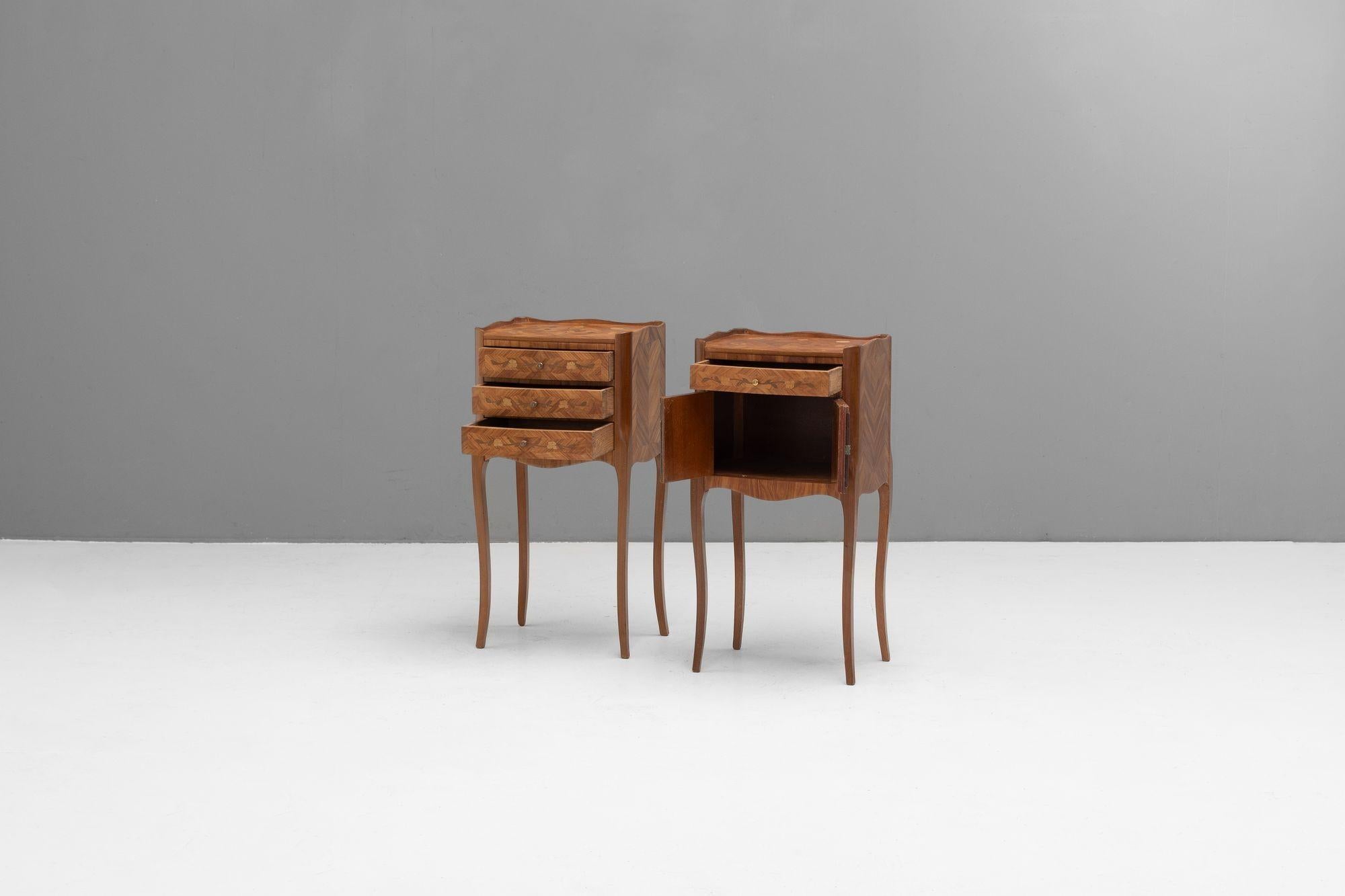 Paire de tables de chevet marquetées sur pieds cabriole et décor de faux livres. France vers 1930.

H 74cm x L 38cm x P 30cm

Veuillez nous contacter pour obtenir un devis d'expédition précis.