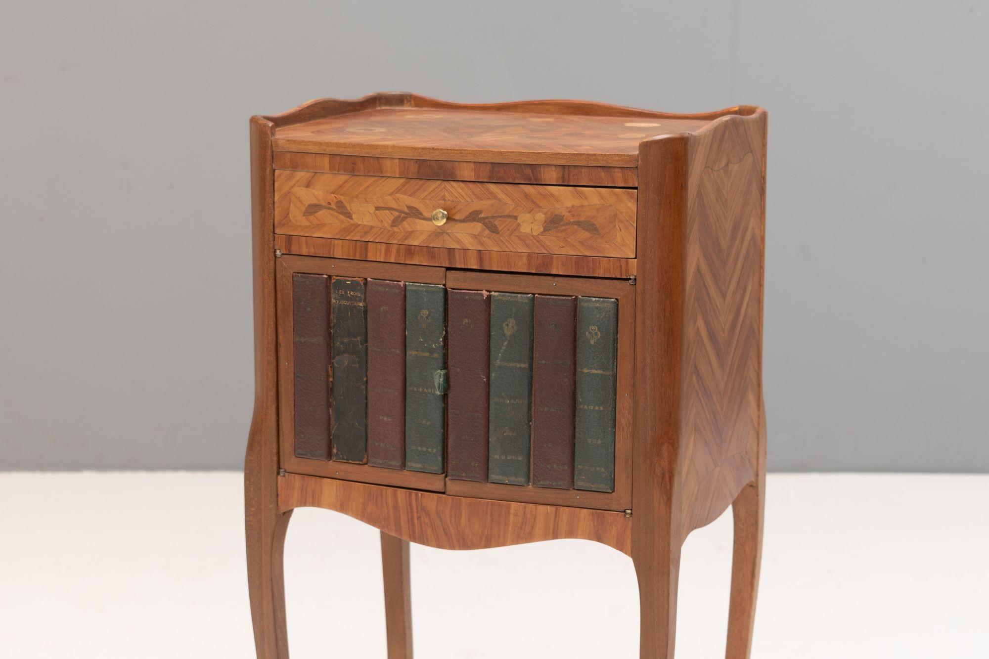 Milieu du XXe siècle Paire de tables de chevet décoratives en vente