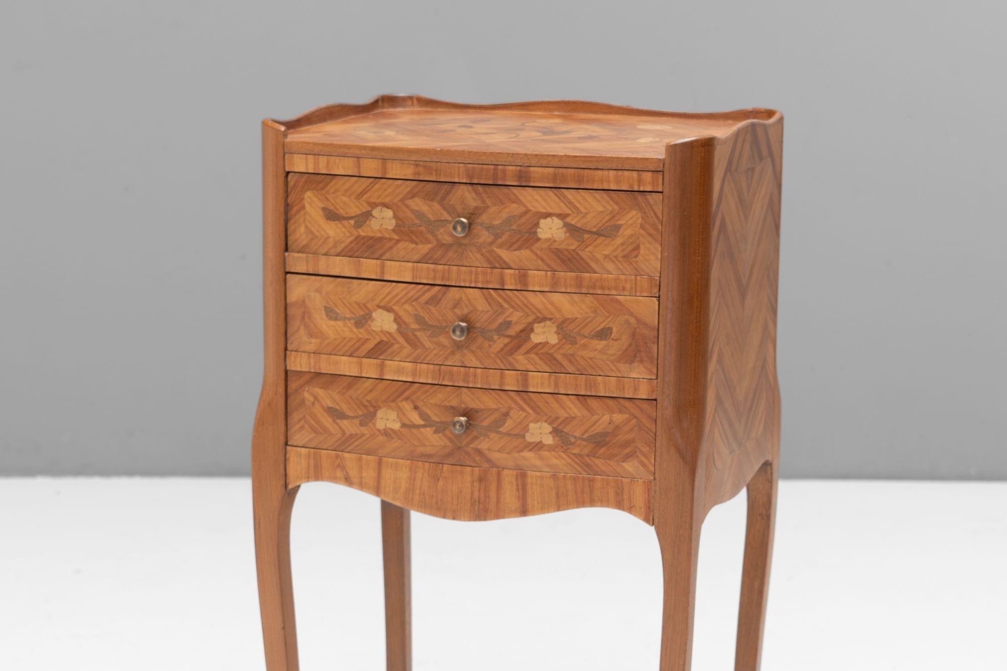 Noyer Paire de tables de chevet décoratives en vente