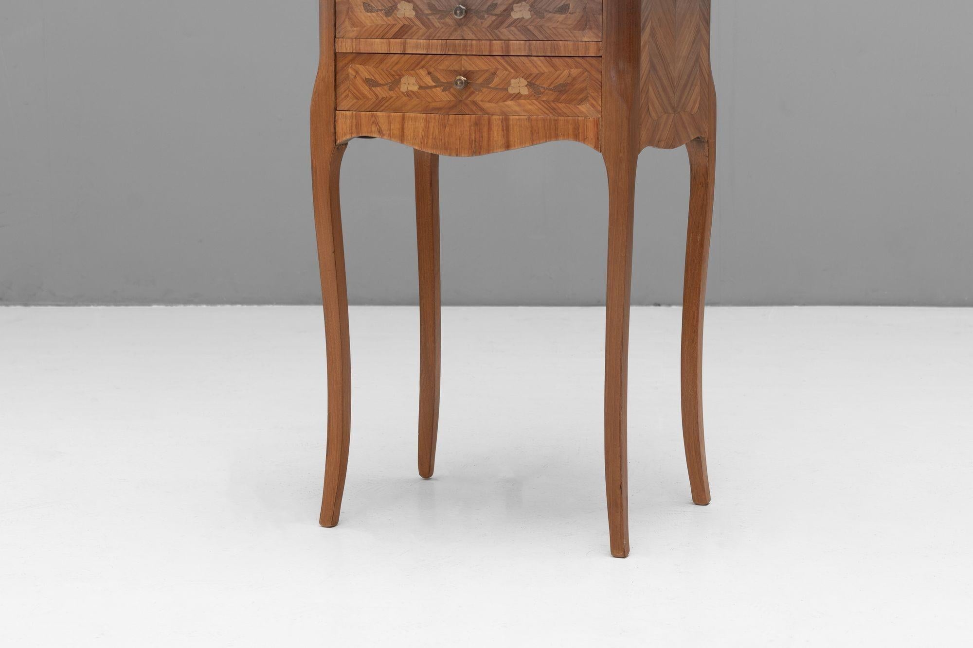 Paire de tables de chevet décoratives en vente 1