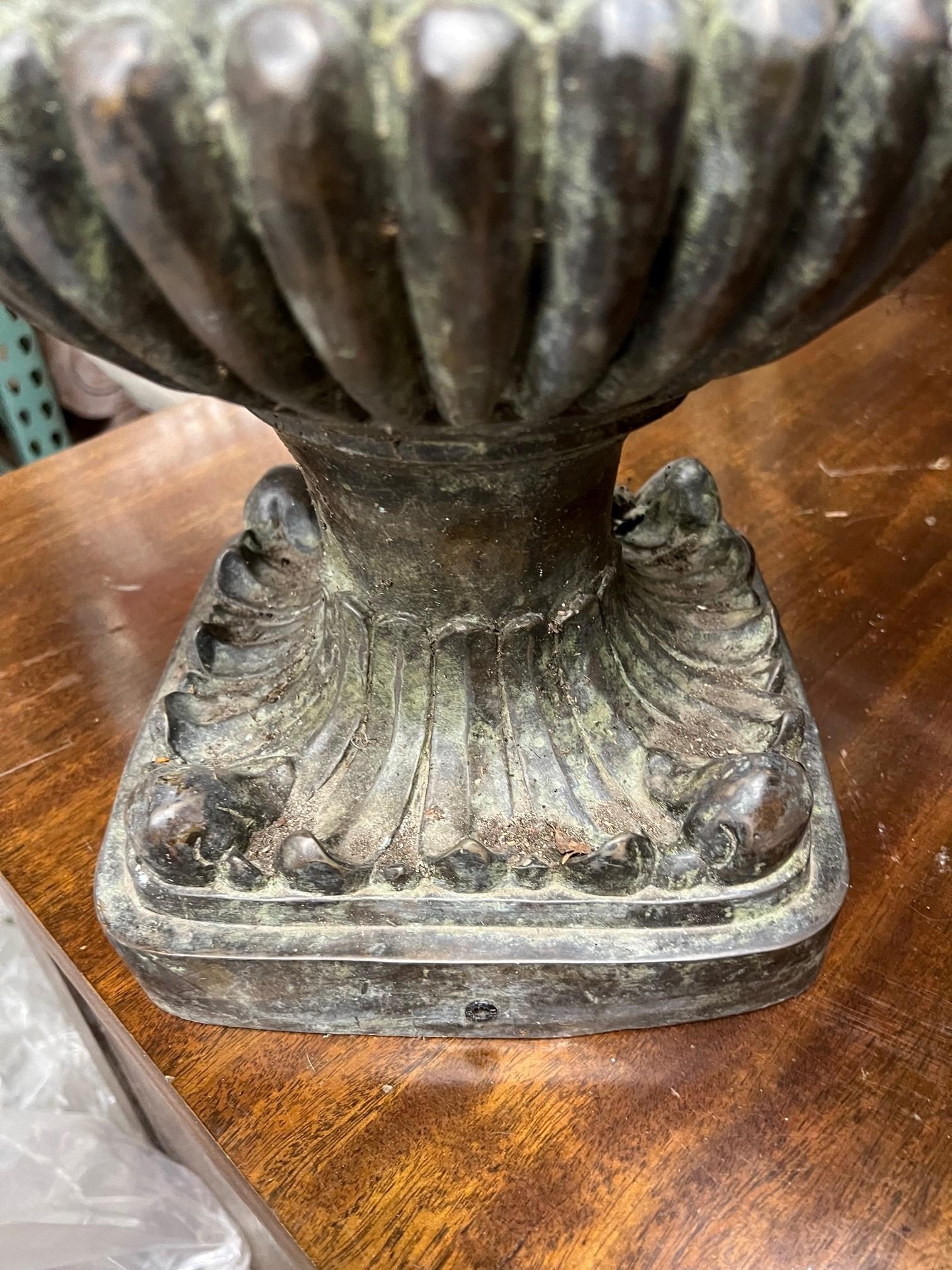 Dekoratives Paar Bronze-Urnen mit Henkeln  im Zustand „Gut“ im Angebot in Stamford, CT
