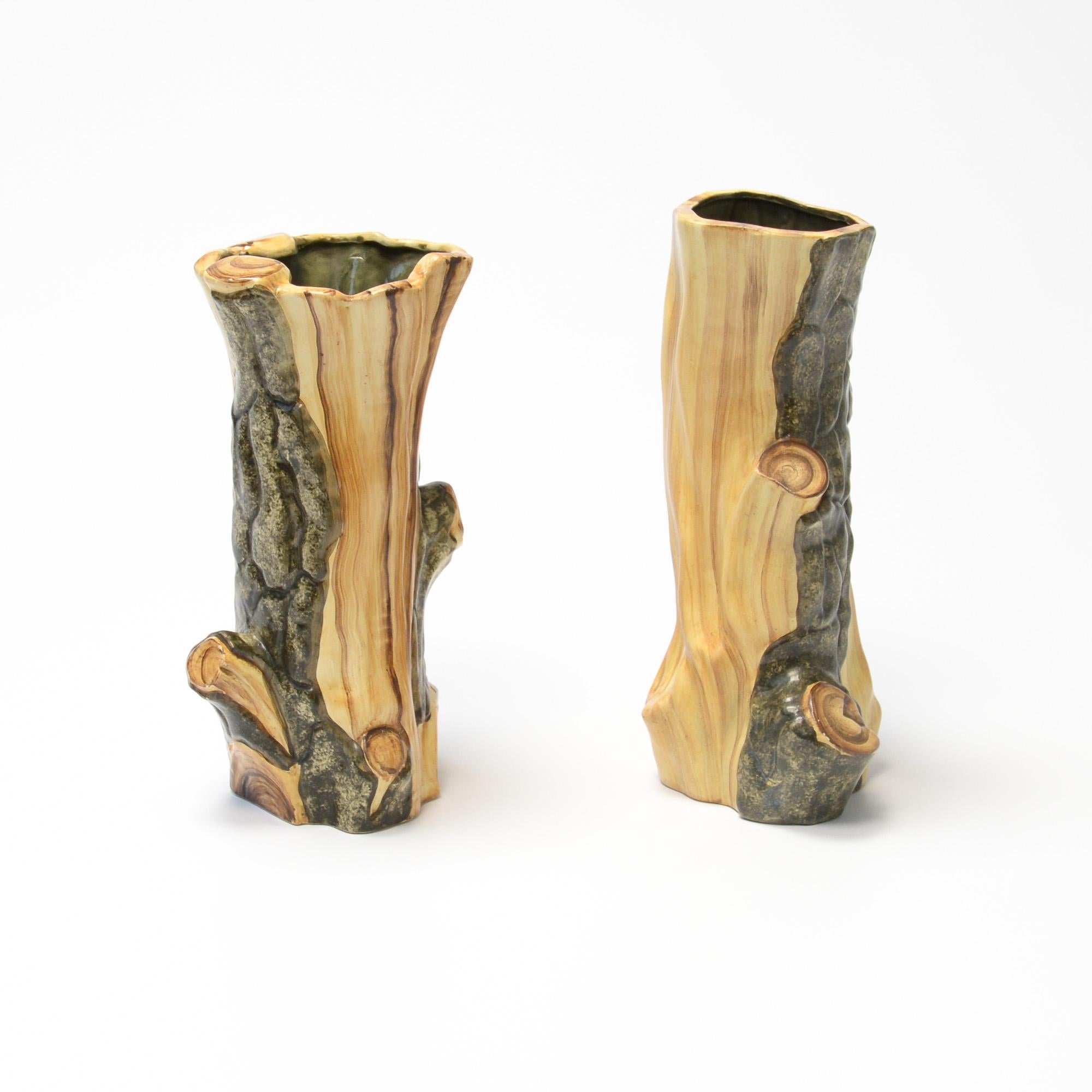 Diese dekorativen Vasen aus Bois faux sind mit der Marke Cérart versehen.
Diese Dekoration aus Holzimitat war in den 1950er Jahren sehr in Mode und wurde von der Werkstatt Granjean-Jourdan in Vallauris hergestellt. Diese Werkstatt fertigte auch für