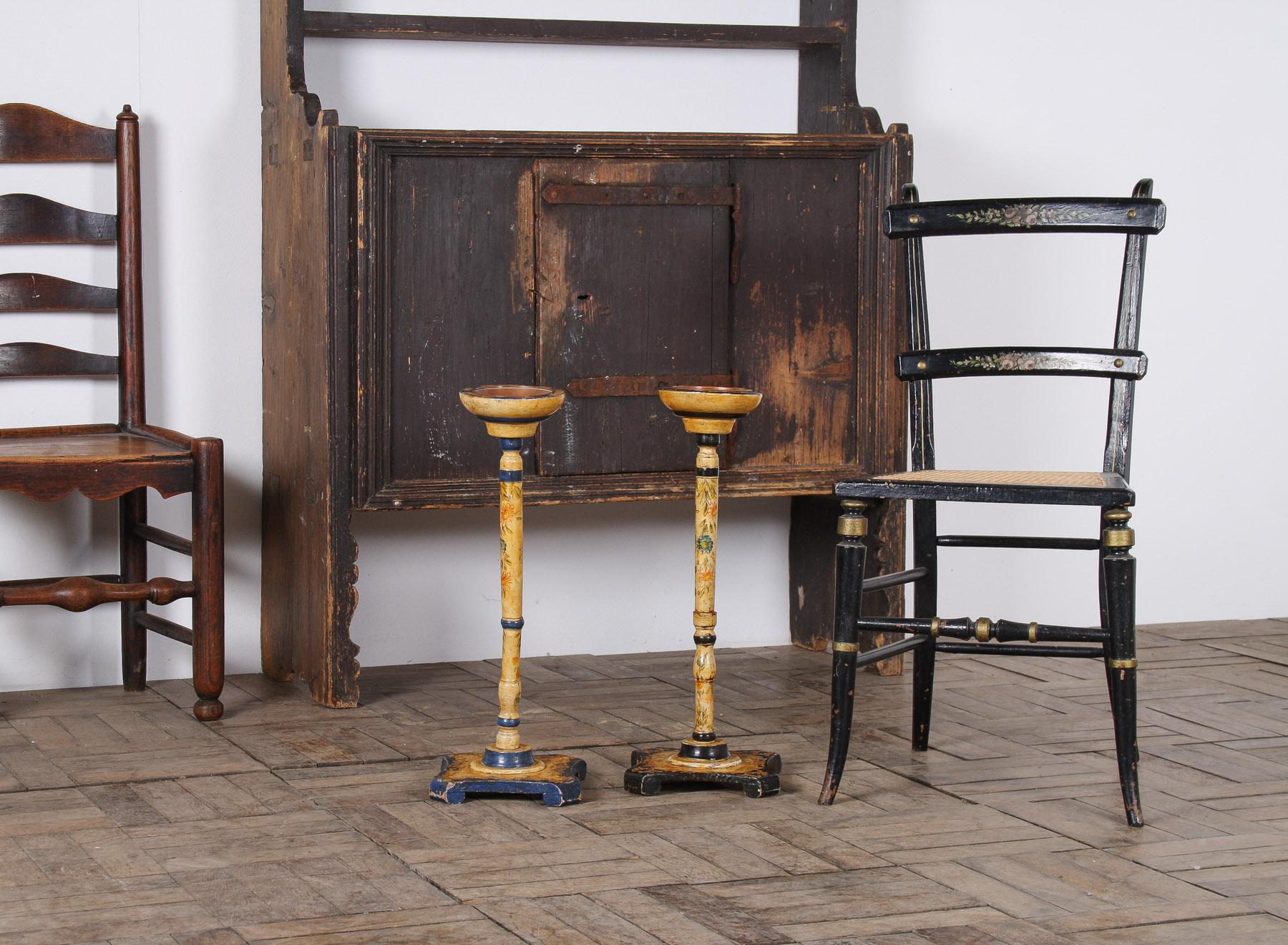 Un'insolita e rara coppia di posacenere da terra dipinti a mano, probabilmente asiatici, della metà/fine del XIX secolo. Altamente decorativo con decorazioni floreali dipinte a mano su gesso.
Non si tratta di una coppia esatta, una di colore blu