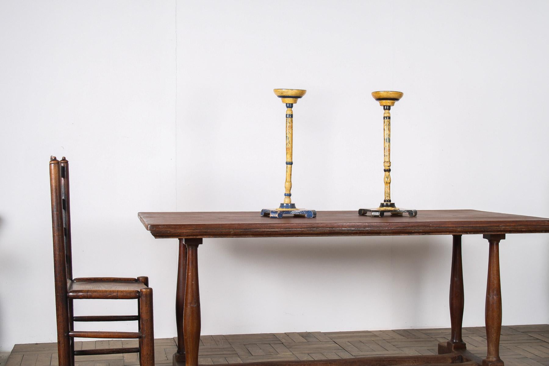 Neobarocco Coppia di posacenere da terra Decorazione floreale con inserti in rame in vendita
