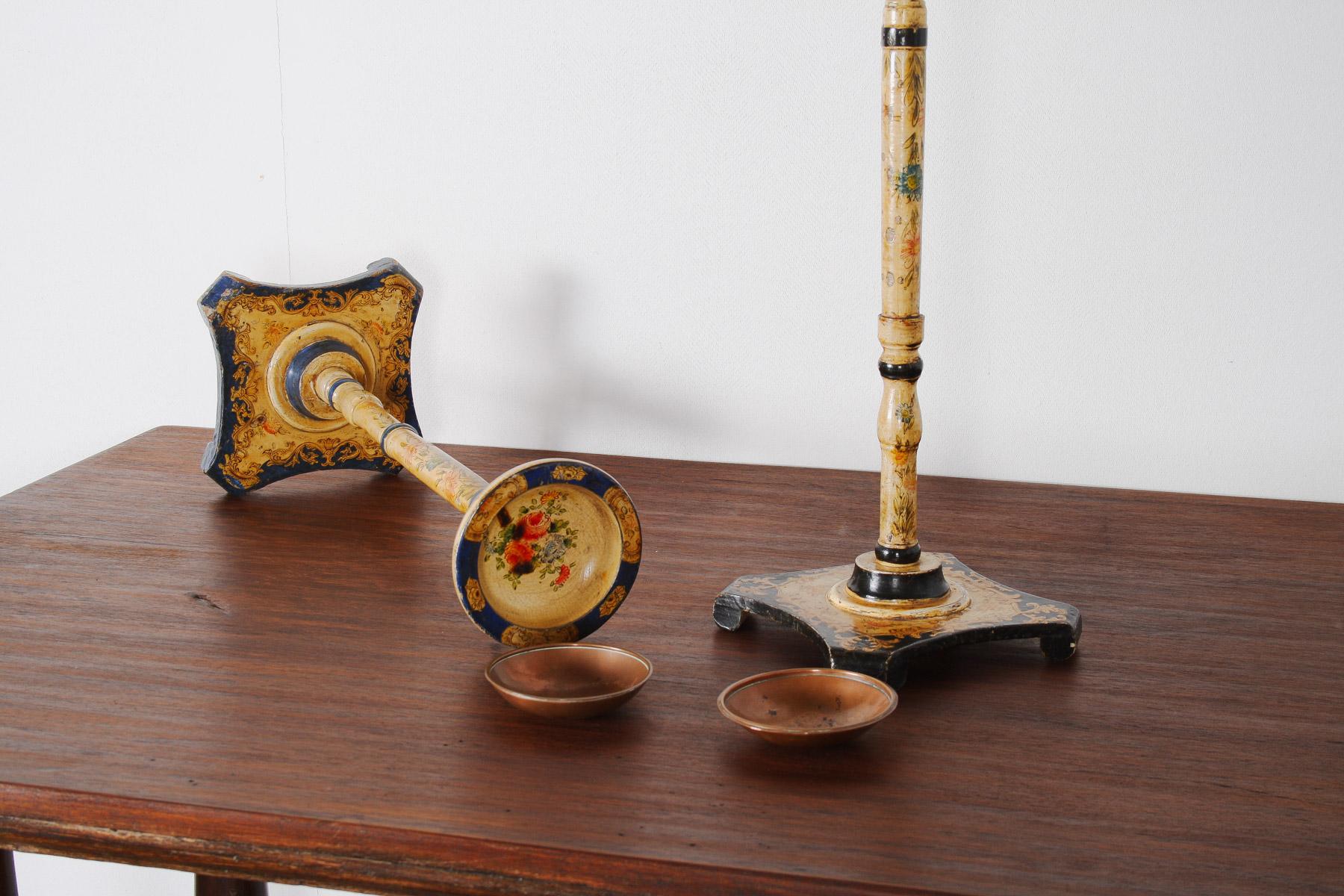 Dipinto a mano Coppia di posacenere da terra Decorazione floreale con inserti in rame in vendita