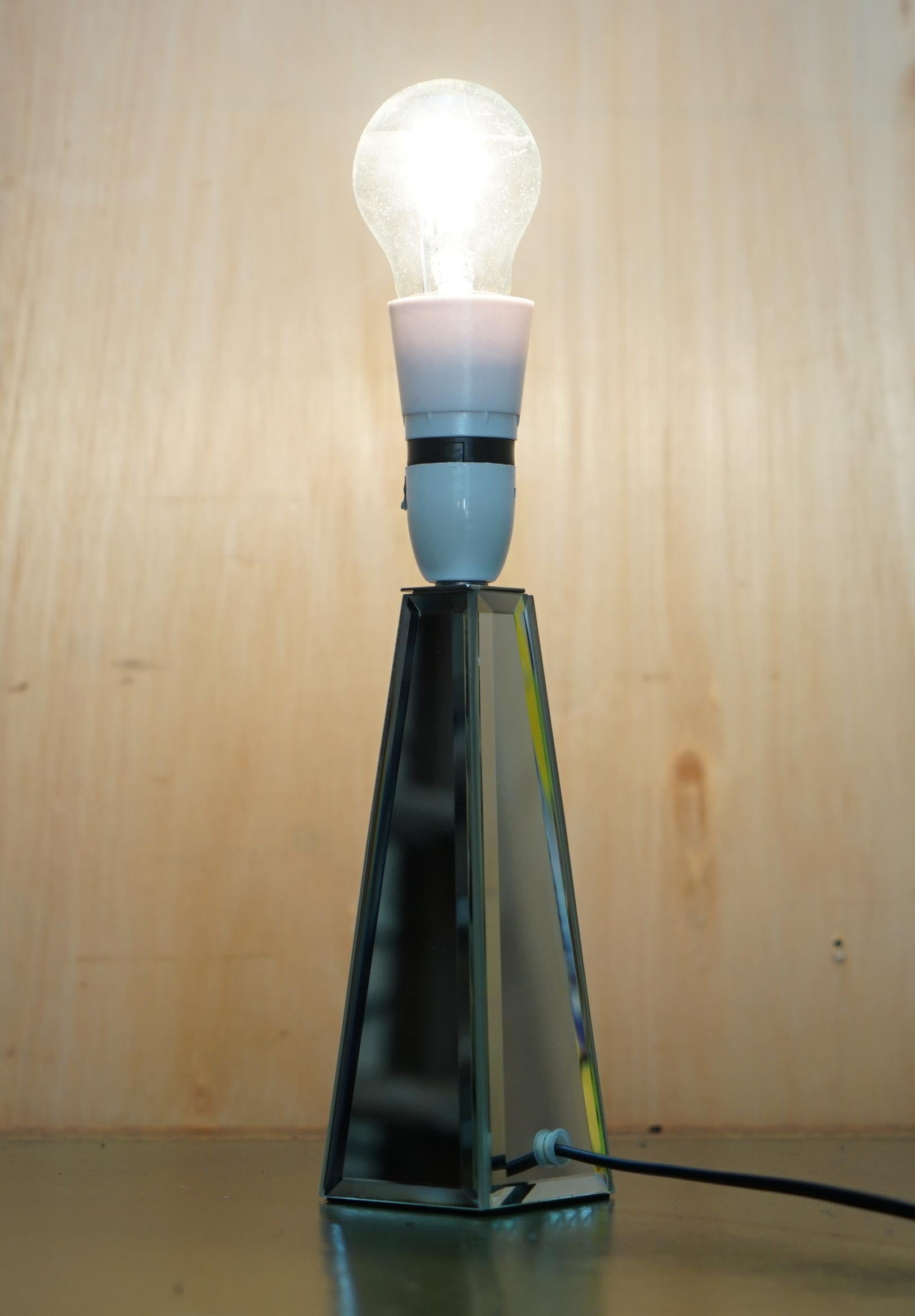 Royal House Antiques

Royal House Antiques freut sich, dieses atemberaubende Paar verspiegelter Tischlampen im italienischen venezianischen Stil mit abgeschrägten Kanten zum Verkauf anbieten zu können. 

Bitte beachten Sie die Liefergebühr