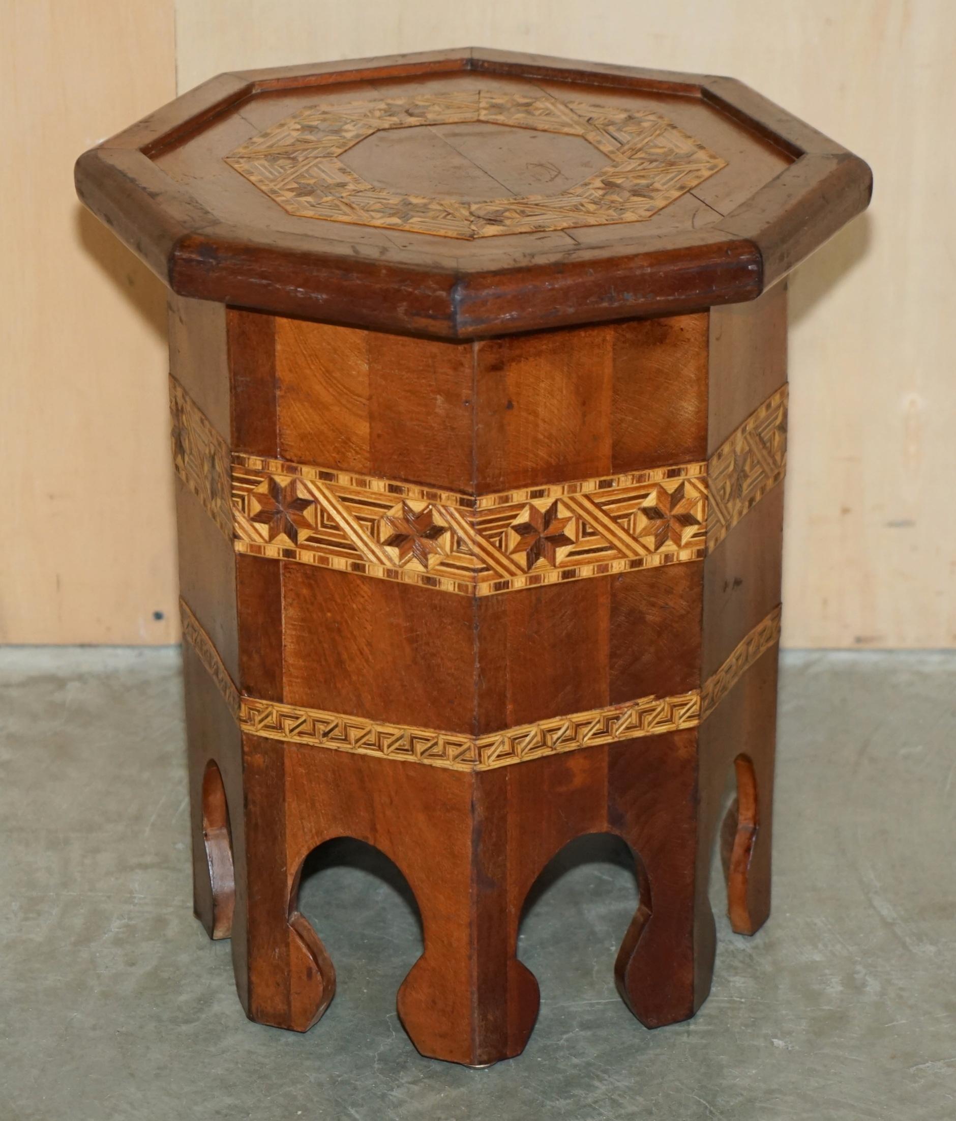 DECORATIVE PAIR OF LIBERTY of London MOROCCAN INLAY SIDE END LAMP WINE TABLES en vente 6