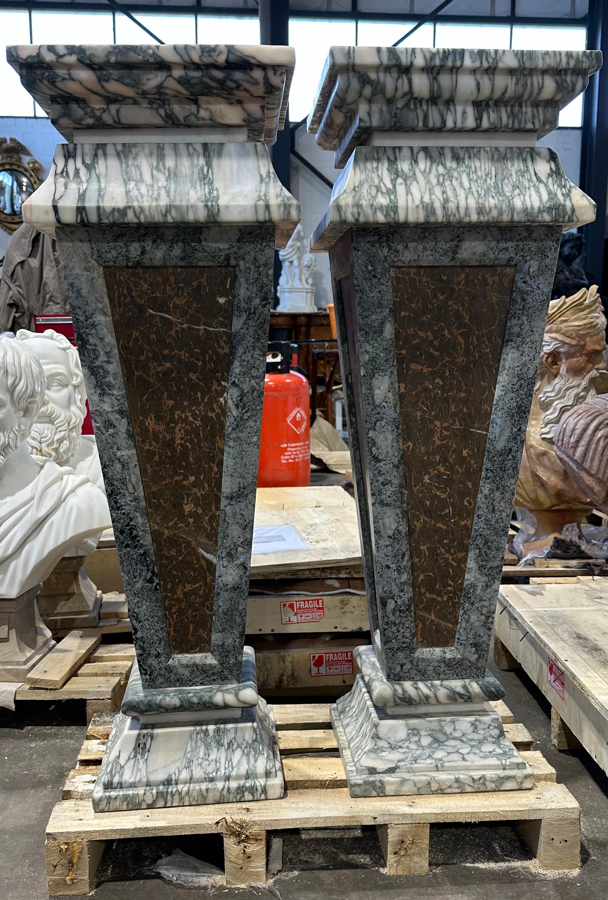 20ième siècle Paire de supports décoratifs en marbre dans deux couleurs de marbre. en vente