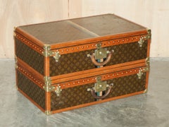 DEKORATIVES PÄRCHEN VON RESTORIERTEN ANTiQUE LOUIS VUITTON MONOGRAM SUITCASE TRUNKS