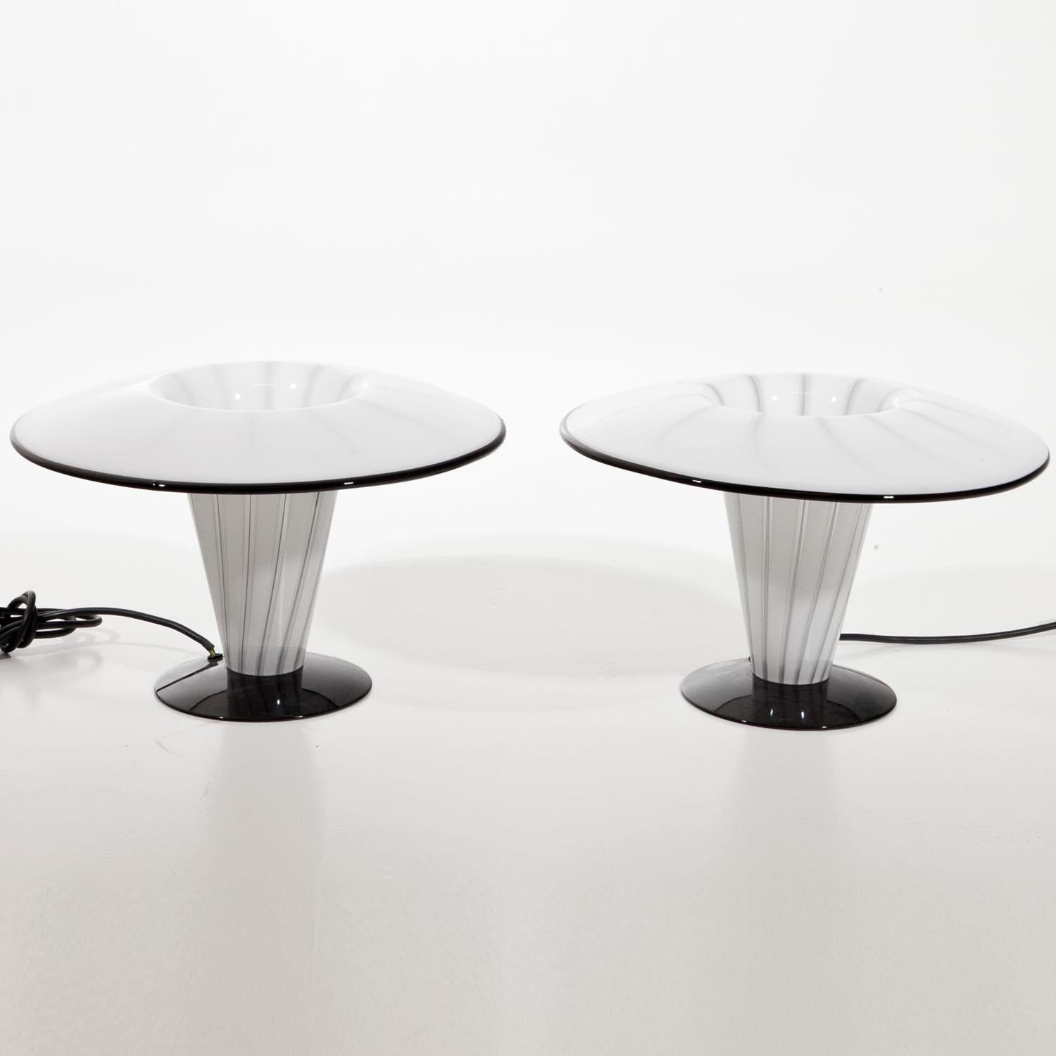 Une paire décorative de petites lampes en verre italiennes.
Forme d'urne en verre blanc et noir.