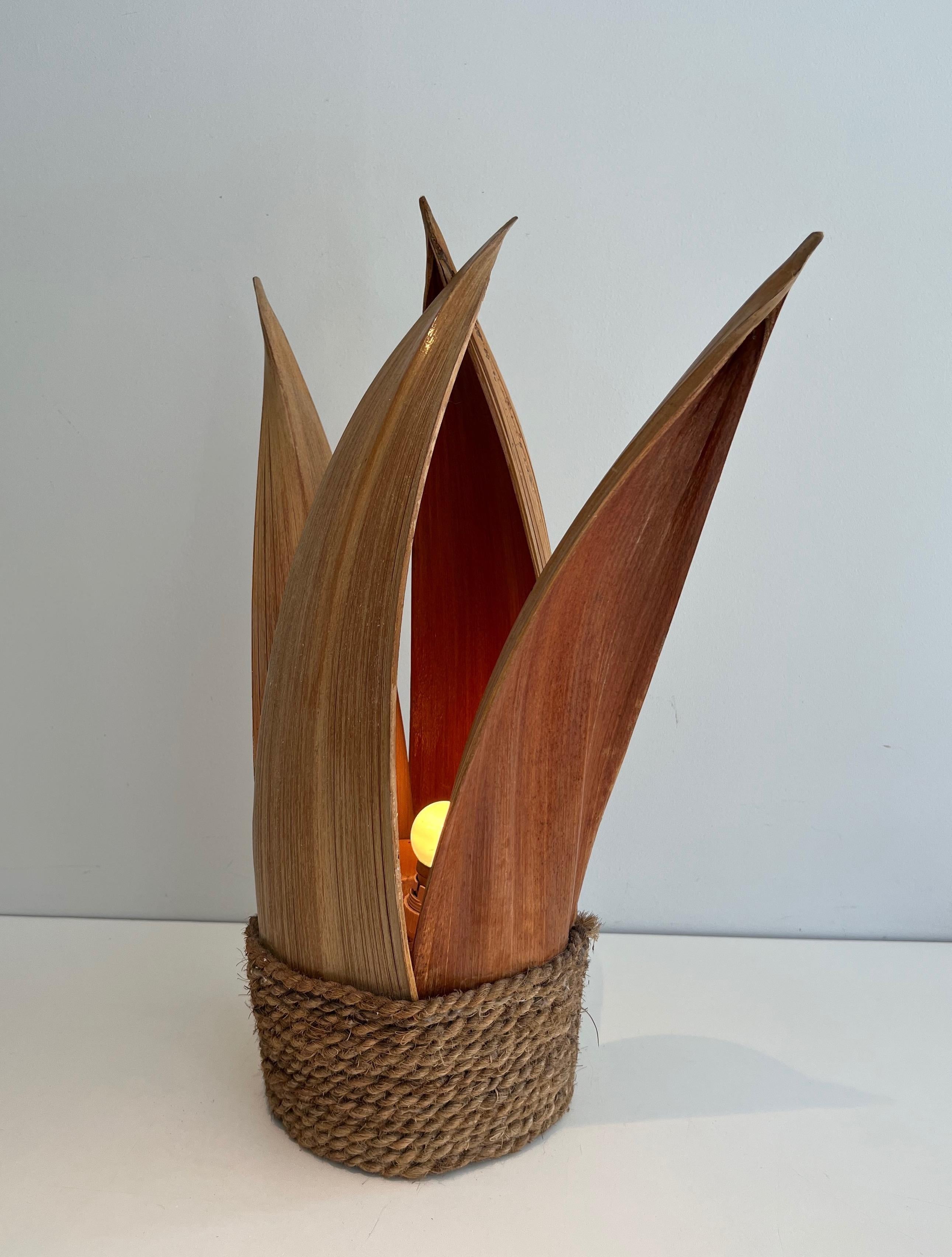 Cette lampe de table décorative est faite de palmier et de corde. Il s'agit d'un ouvrage français. Circa 1970