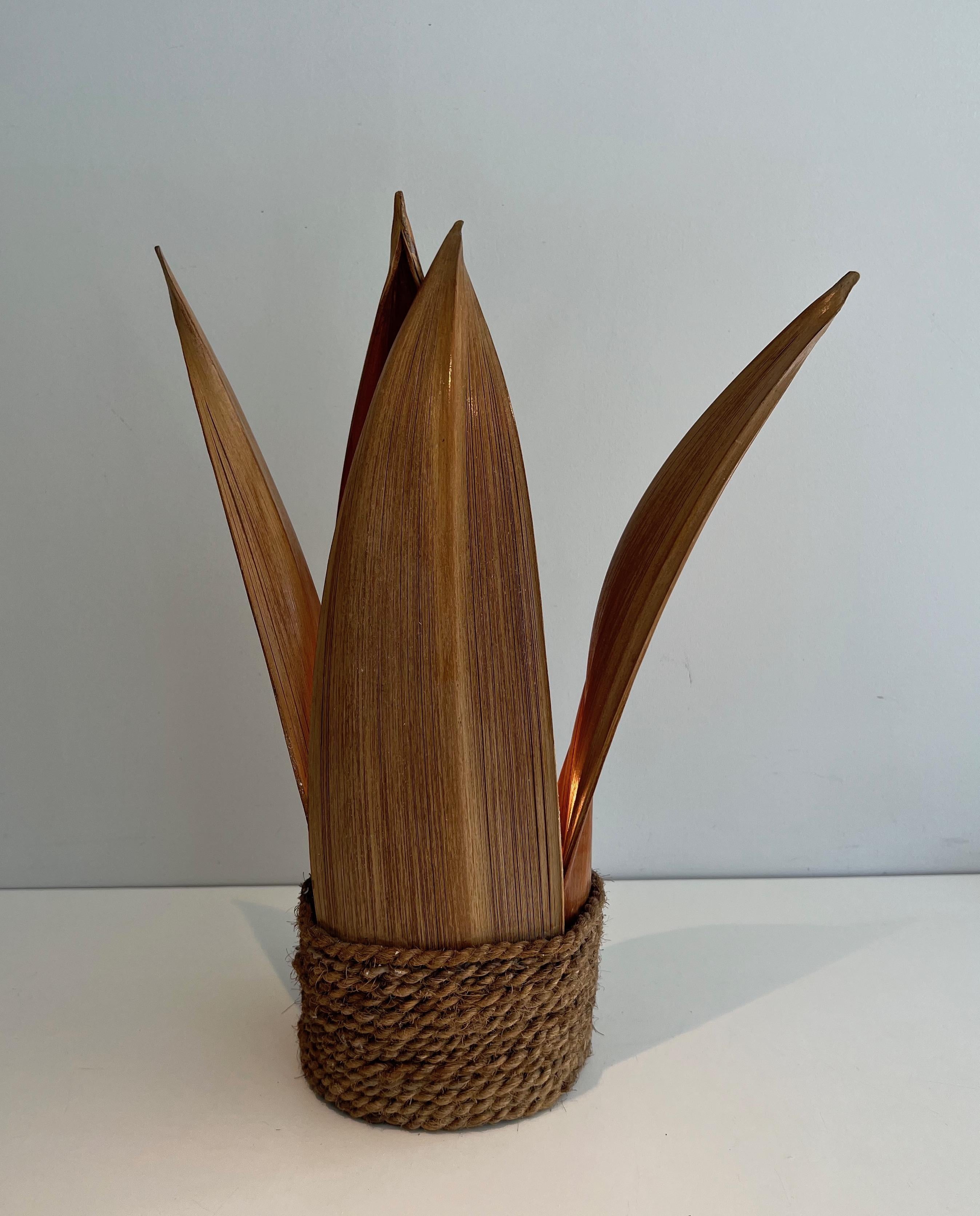 Lampe de table décorative en forme de palmier et de corde. Il s'agit d'un ouvrage français. Circa 1970 en vente 13