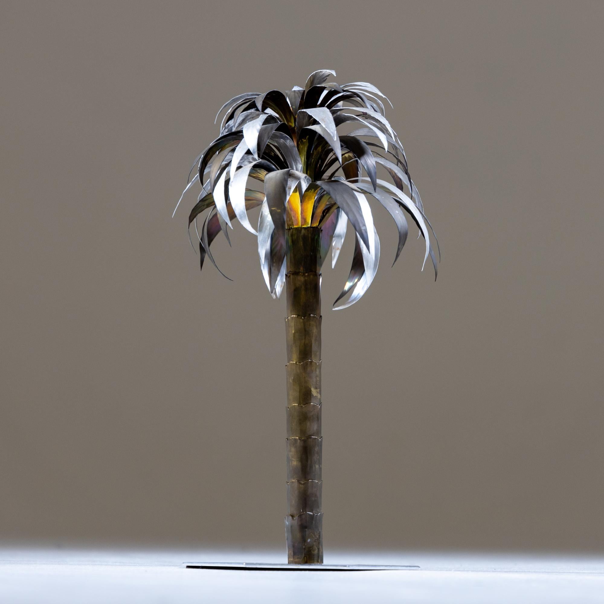 

Una escultura de palmera de latón de Luciano Benevello.

Firma grabada en la base.
